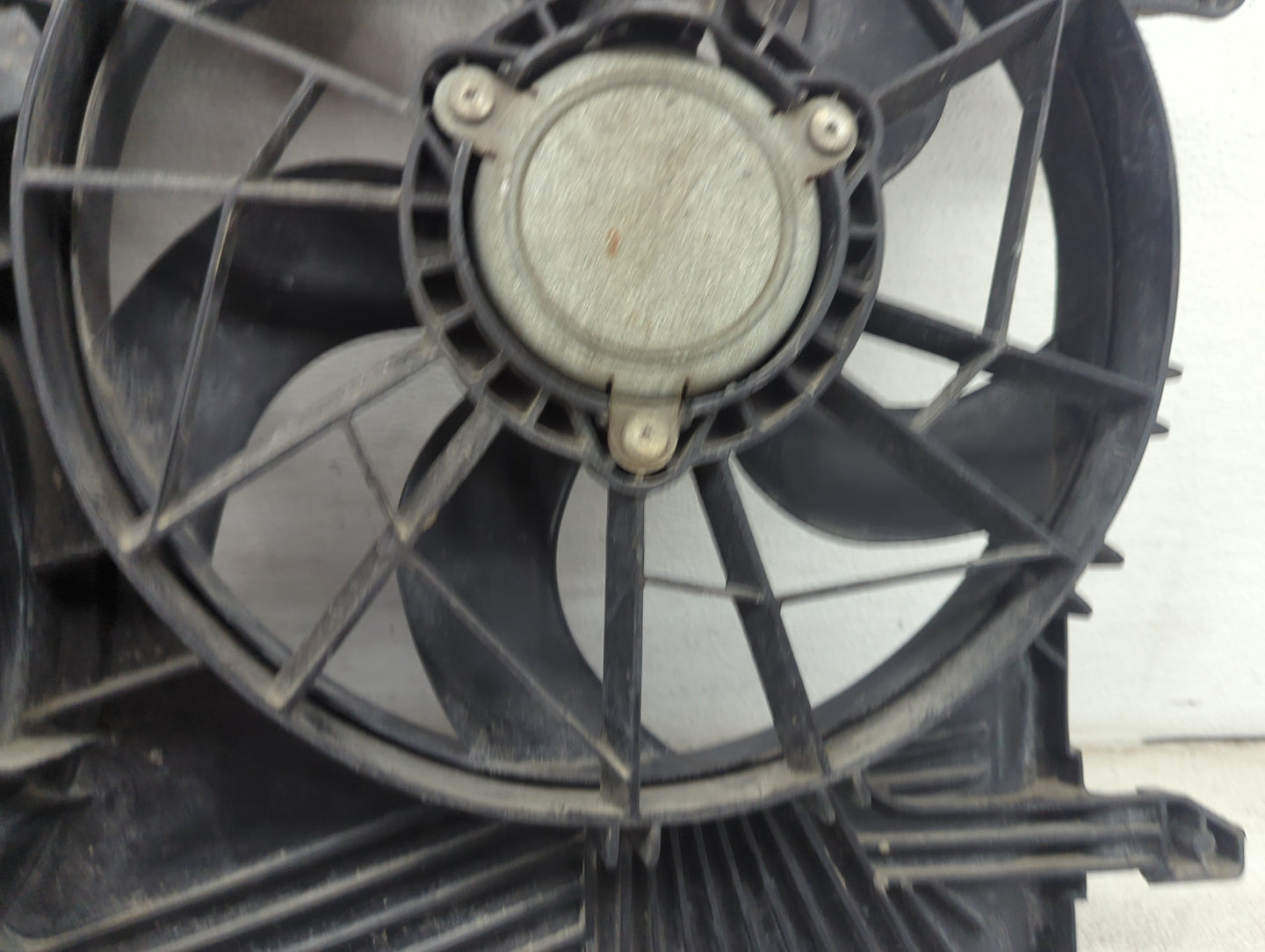 2008-2017 Buick Enclave Electric Radiator Cooling Fan Motor Assembly P/N:20972760 22757270 Fits OEM Used Auto Parts - Oemuse