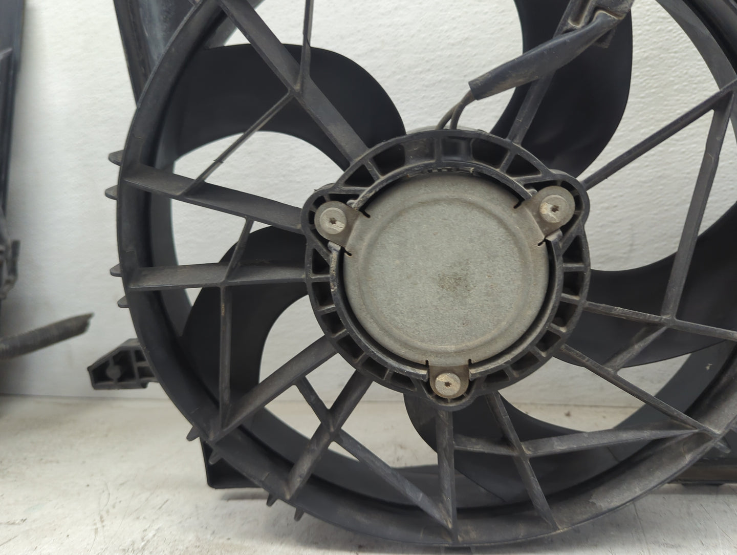 2008-2017 Buick Enclave Electric Radiator Cooling Fan Motor Assembly P/N:20972760 22757270 Fits OEM Used Auto Parts - Oemuse