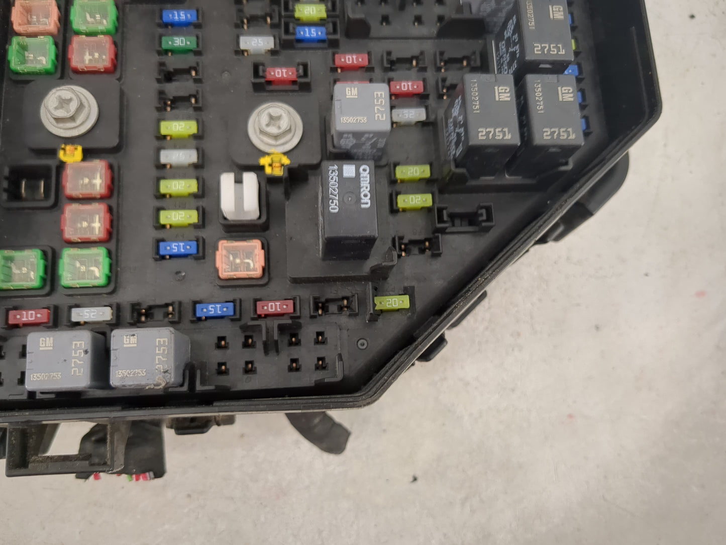 2013-2014 Buick Enclave Fusebox Fuse Box Panel Relay Module P/N:22933348 28220996 Fits Fits 2013 2014 OEM Used Auto Parts - 