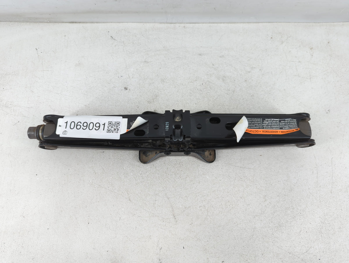 2013 Buick Encore Spare Scissor Car Jack 1069091 - Oemusedautoparts1.com