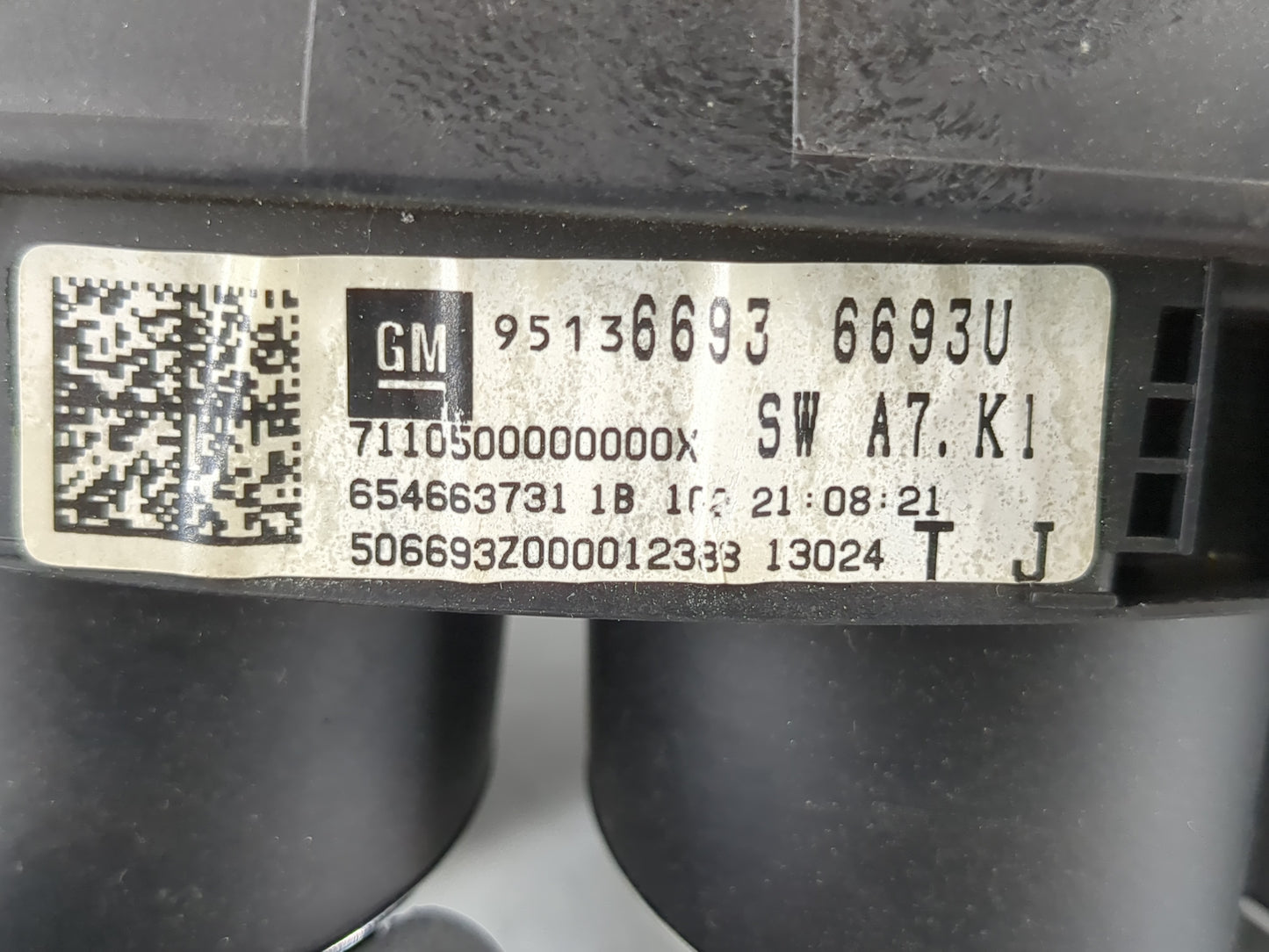 2013 Buick Encore Instrument Cluster Speedometer Gauges P/N:95136693 Fits OEM Used Auto Parts - Oemusedautoparts1.com