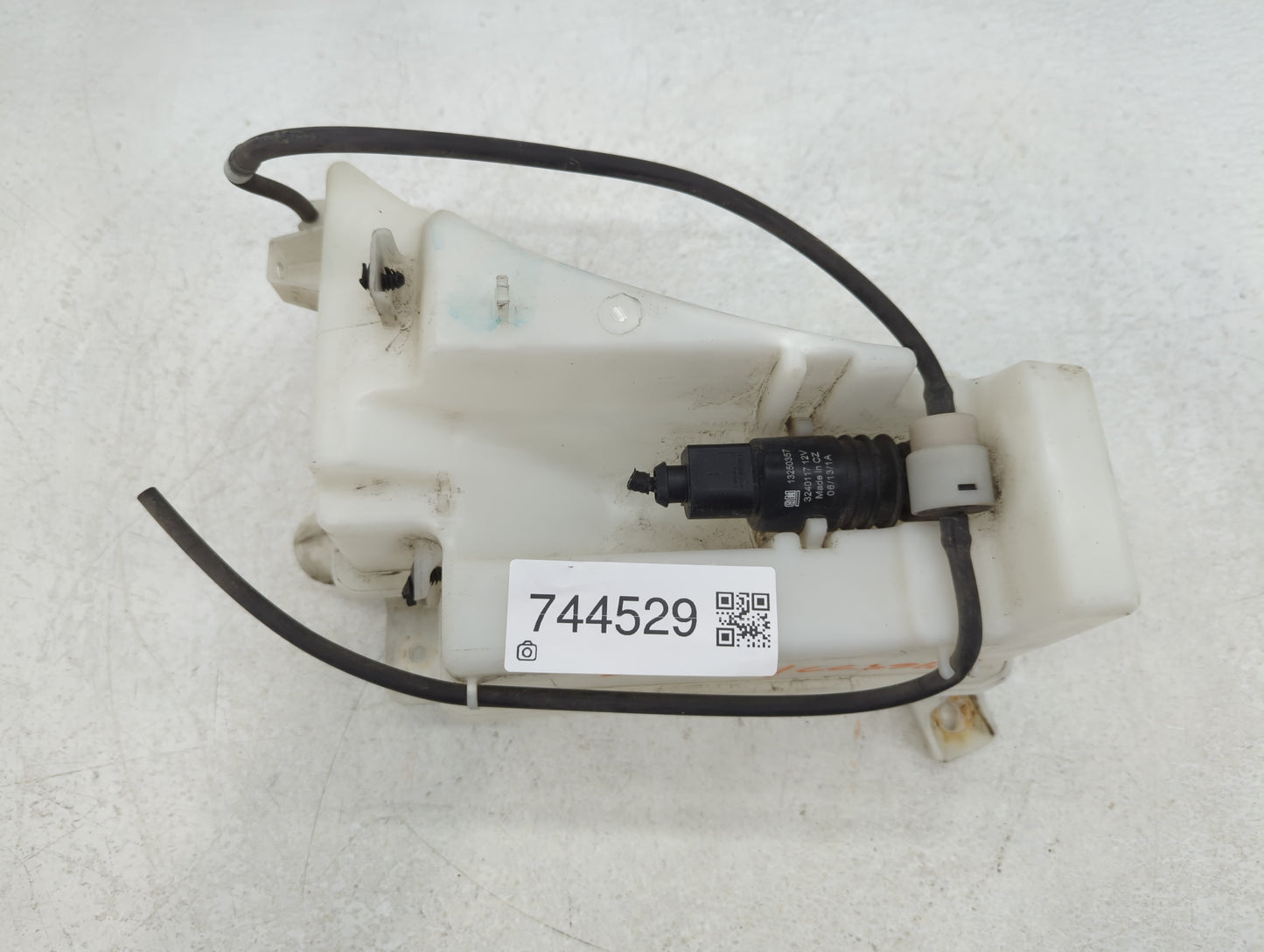 2013-2014 Buick Encore Windshield Washer Fluid Reservoir Bottle Oem - Oemusedautoparts1.com