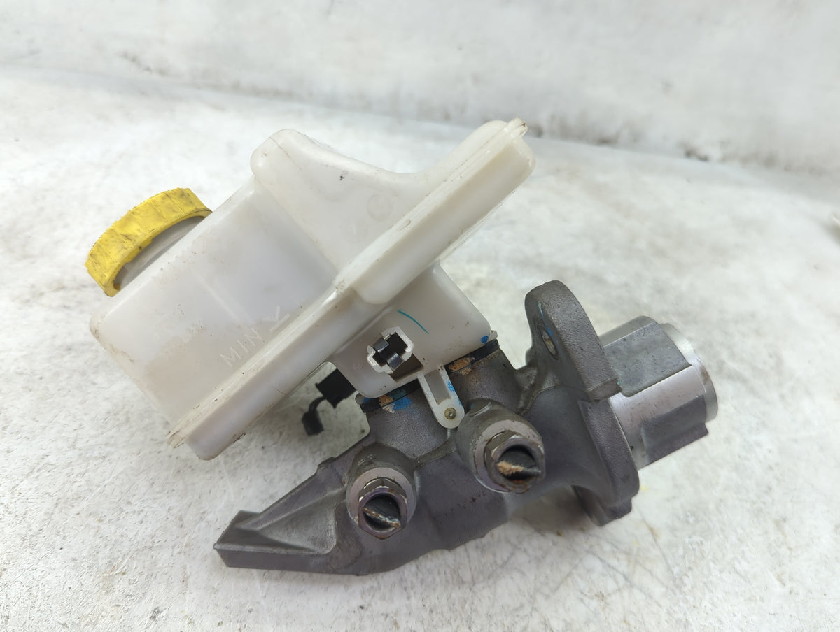 2012-2015 Cadillac Cts Brake Master Cylinder 1516070 - Oemusedautoparts1.com