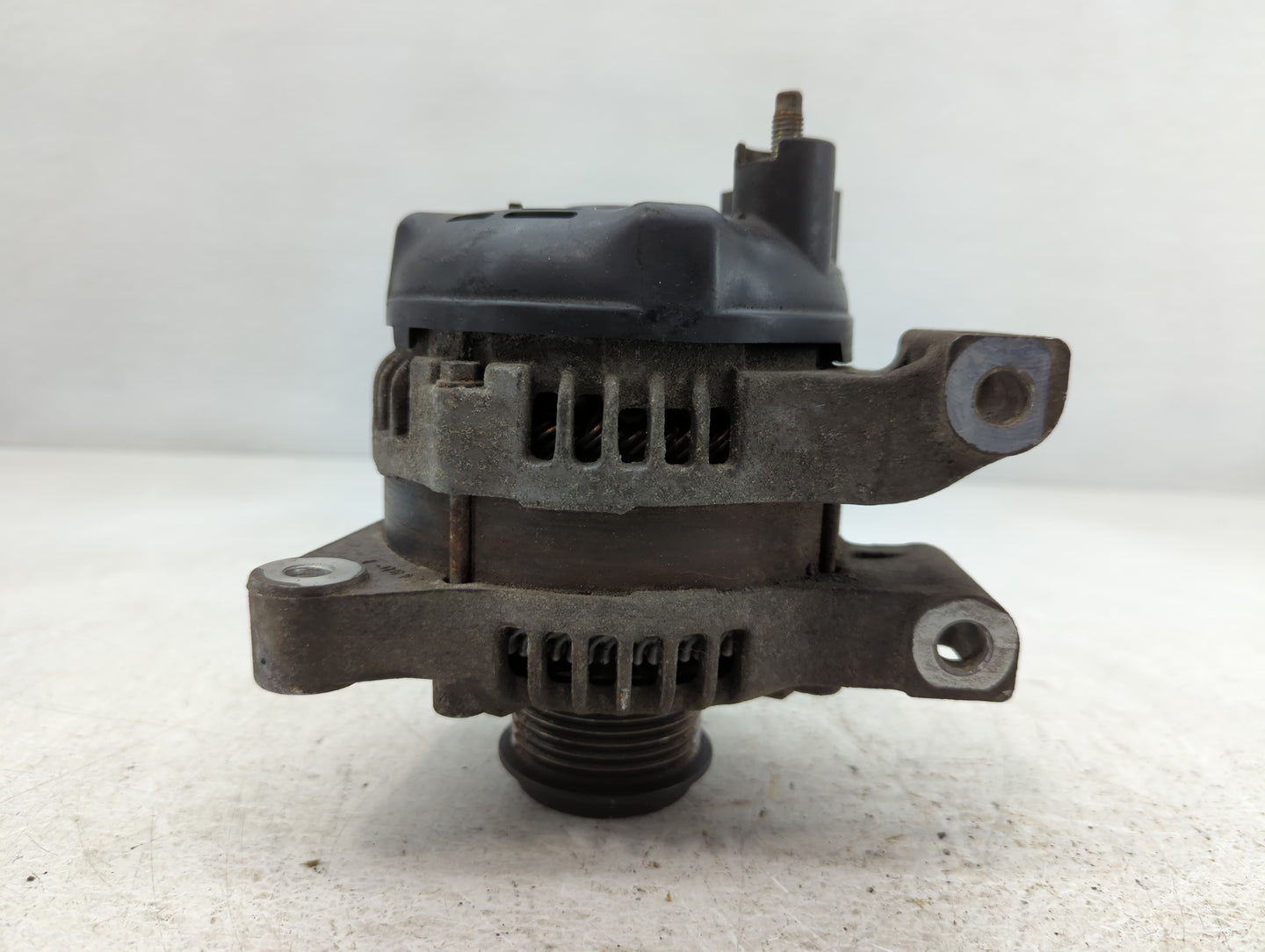 2012-2014 Cadillac Srx Alternator Replacement Generator Charging Assembly Engine OEM P/N:104211-8160 22865612 Fits OEM Used 