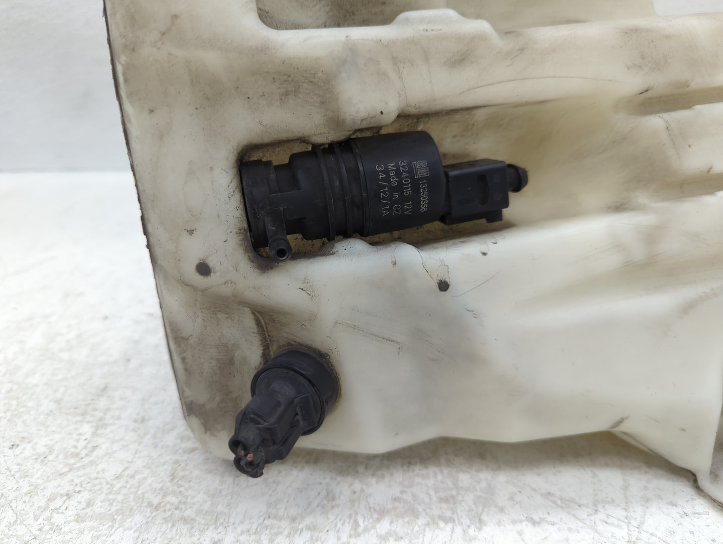 2013-2019 Cadillac Xts Windshield Washer Fluid Reservoir Bottle Oem - Oemusedautoparts1.com