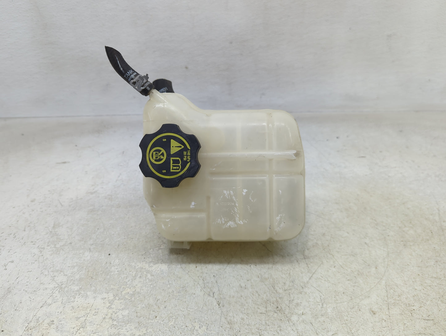 2013-2019 Cadillac Xts Radiator Coolant Overflow Expansion Tank Bottle 1393586 - Oemusedautoparts1.com