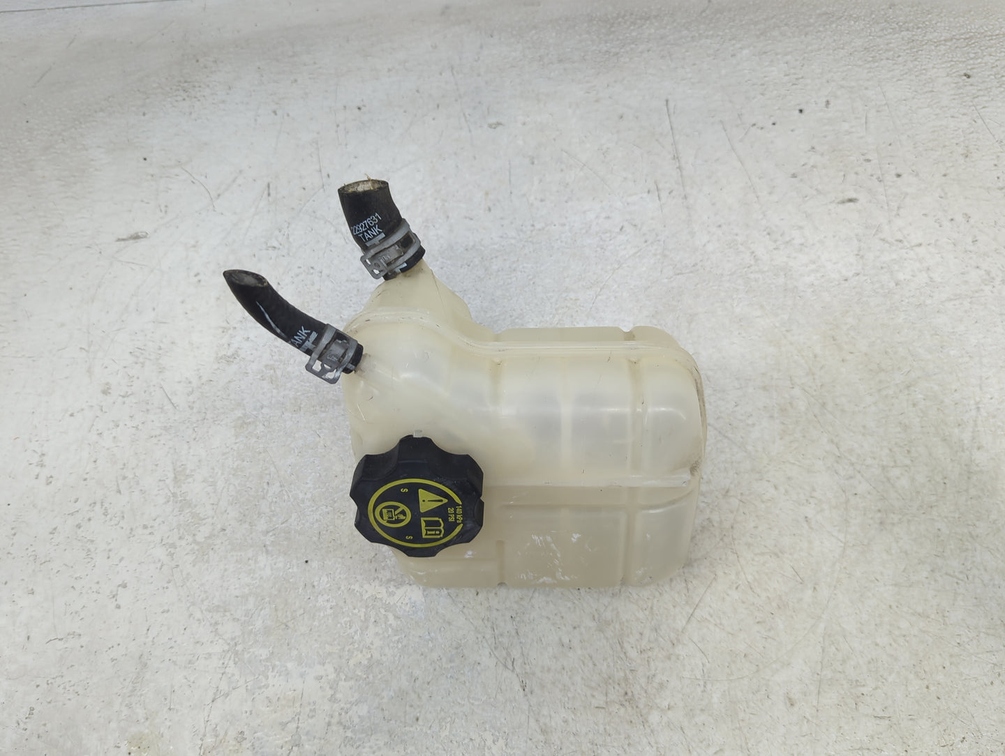 2013-2019 Cadillac Xts Radiator Coolant Overflow Expansion Tank Bottle 1393586 - Oemusedautoparts1.com