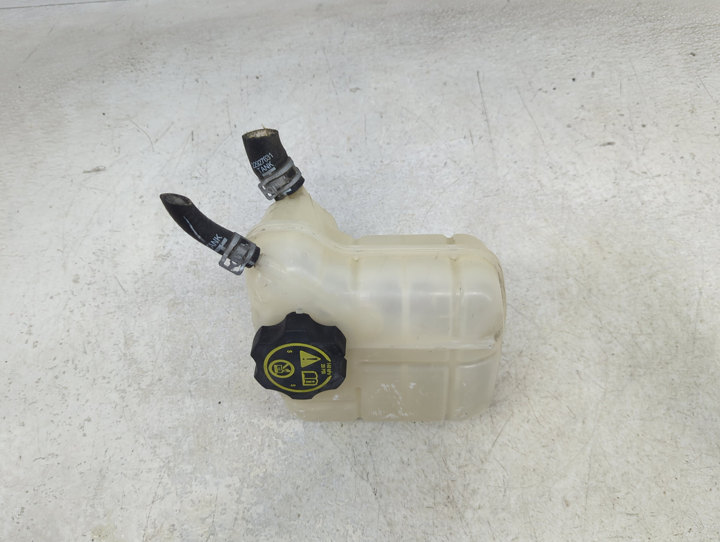 2013-2019 Cadillac Xts Radiator Coolant Overflow Expansion Tank Bottle 1393586 - Oemusedautoparts1.com