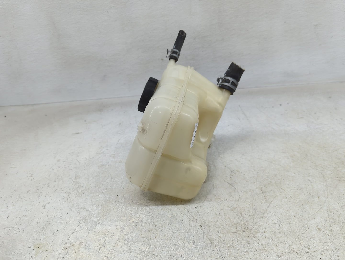 2013-2019 Cadillac Xts Radiator Coolant Overflow Expansion Tank Bottle 1393586 - Oemusedautoparts1.com