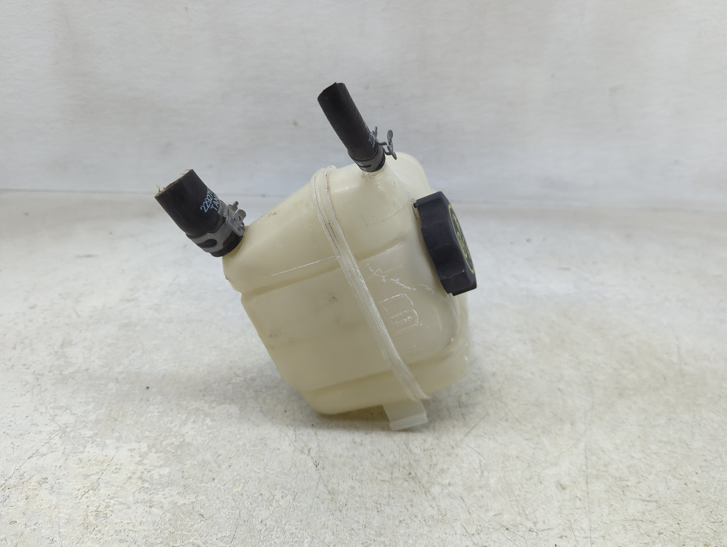 2013-2019 Cadillac Xts Radiator Coolant Overflow Expansion Tank Bottle 1393586 - Oemusedautoparts1.com