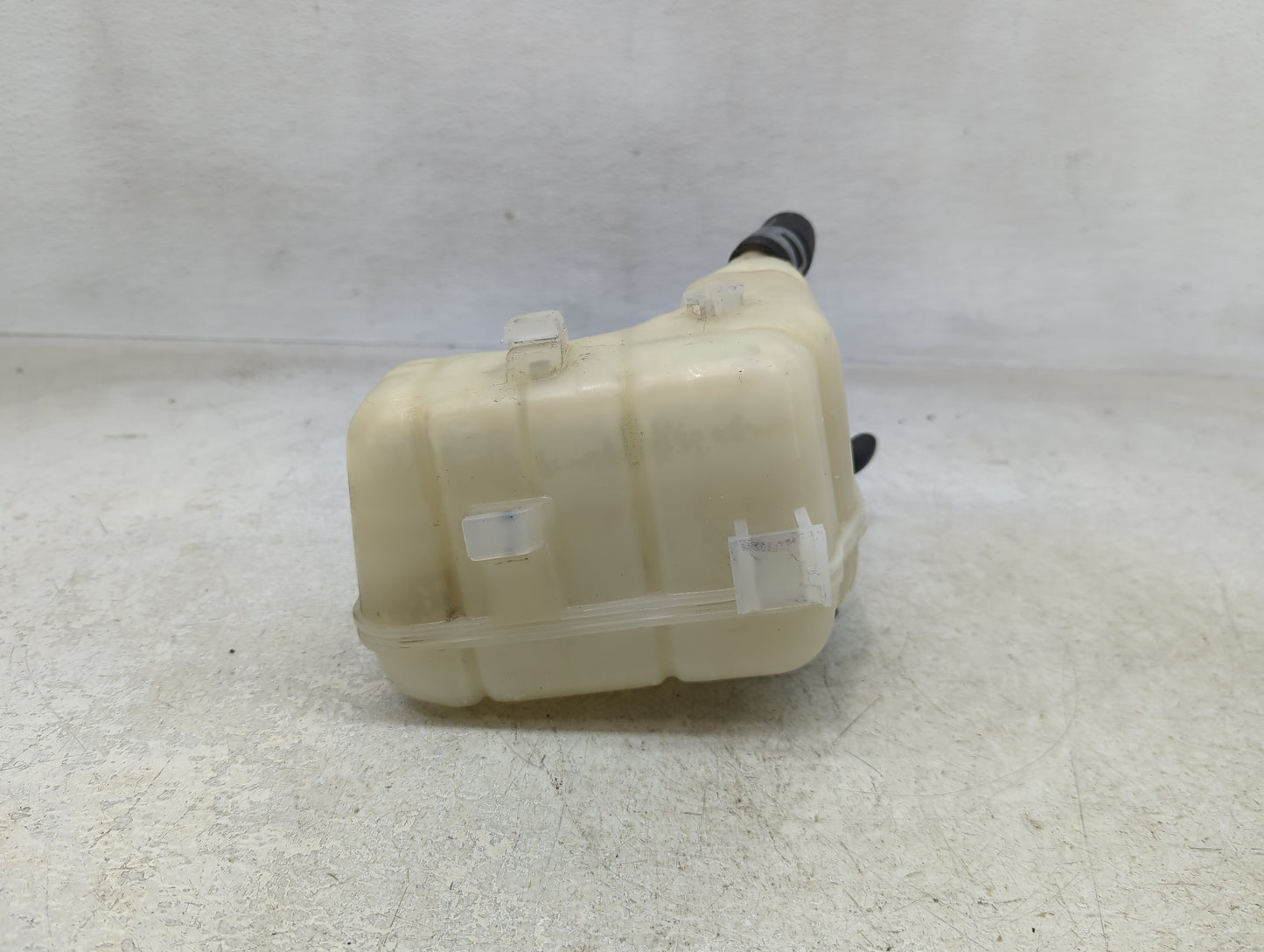 2013-2019 Cadillac Xts Radiator Coolant Overflow Expansion Tank Bottle 1393586 - Oemusedautoparts1.com
