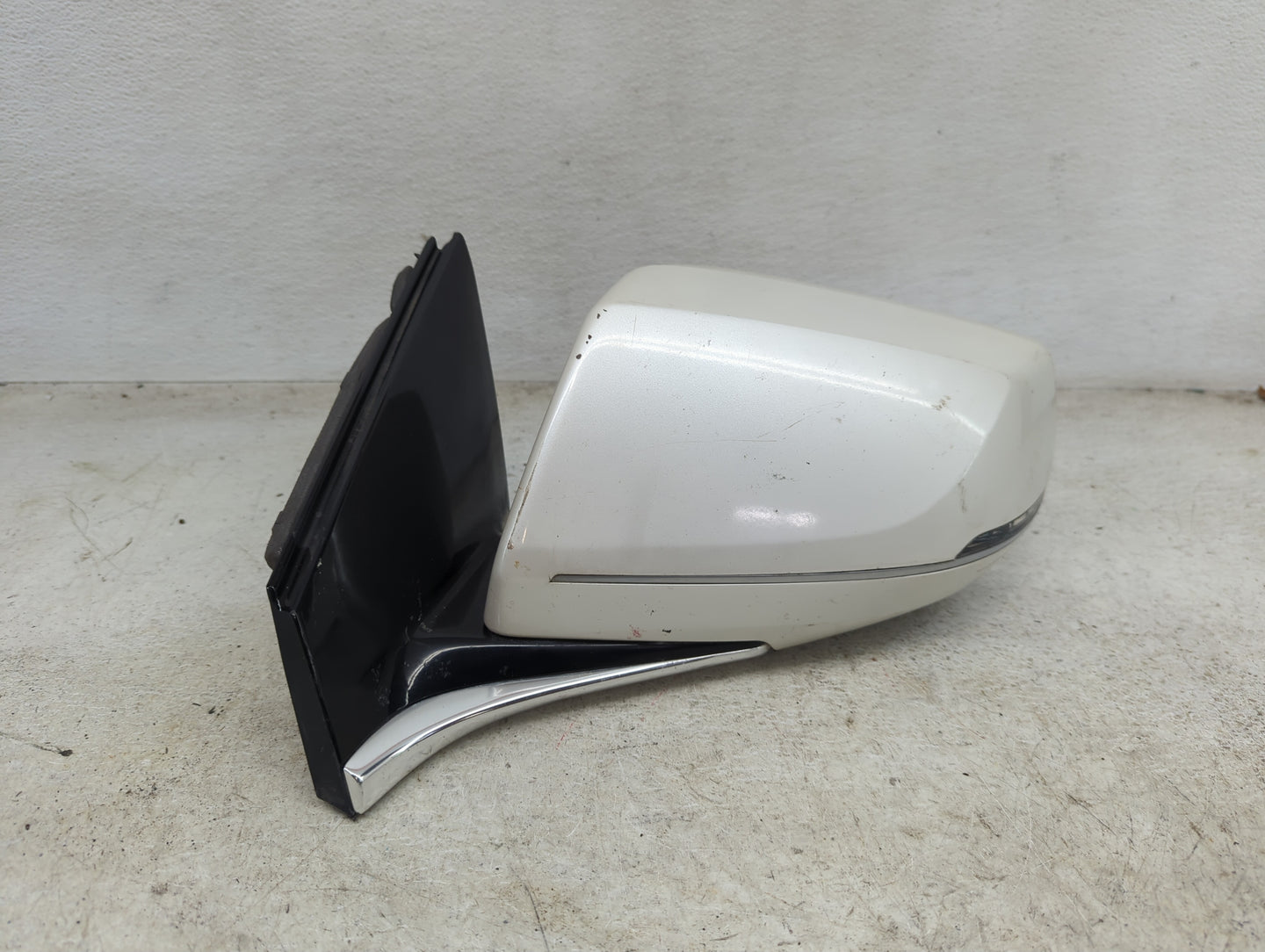 2013-2014 Cadillac Xts Driver Side View Mirror - Left Door Mirror OEM Used - Oemusedautoparts1.com