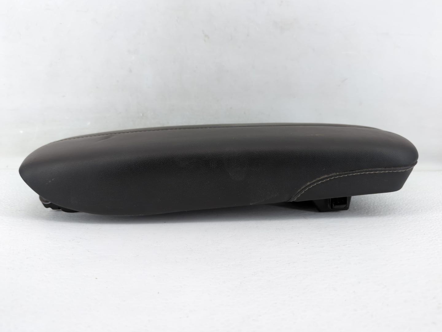 2013 Cadillac Xts Center Console Armrest Cover Lid Black - Oemusedautoparts1.com