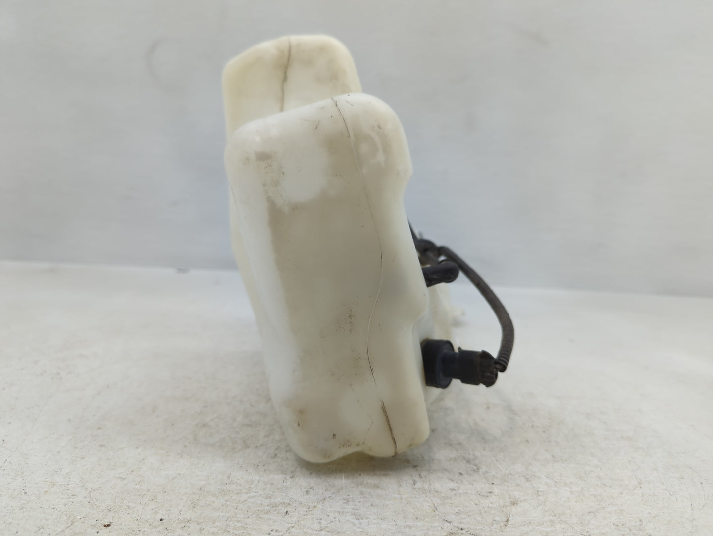 2013-2019 Cadillac Xts Windshield Washer Fluid Reservoir Bottle Oem - Oemusedautoparts1.com