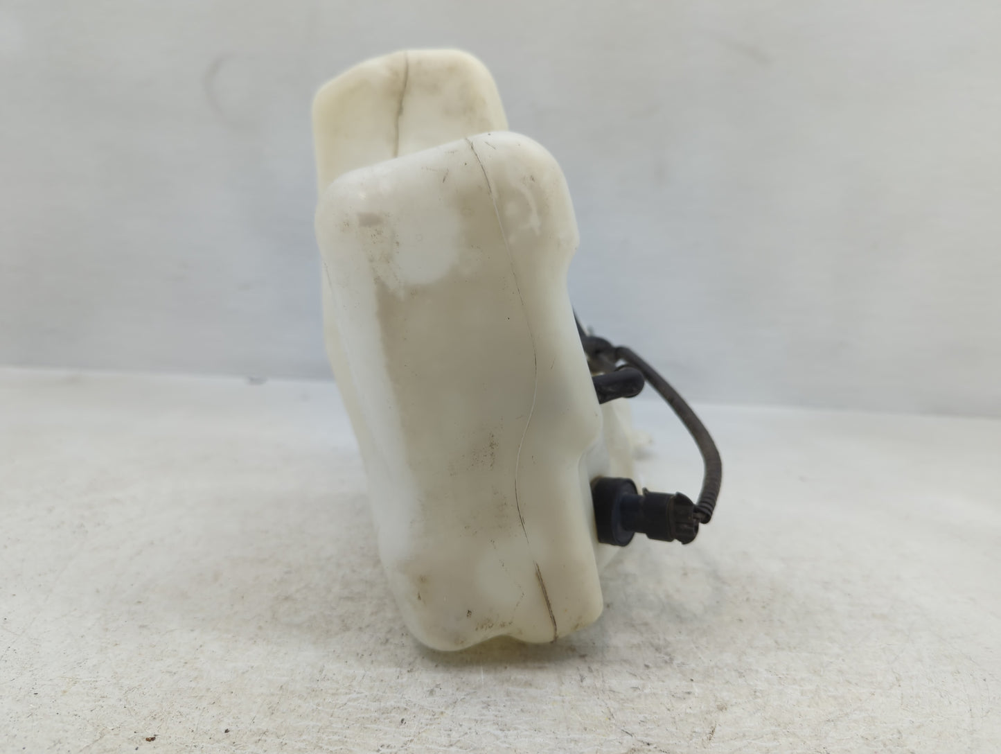 2013-2019 Cadillac Xts Windshield Washer Fluid Reservoir Bottle Oem - Oemusedautoparts1.com