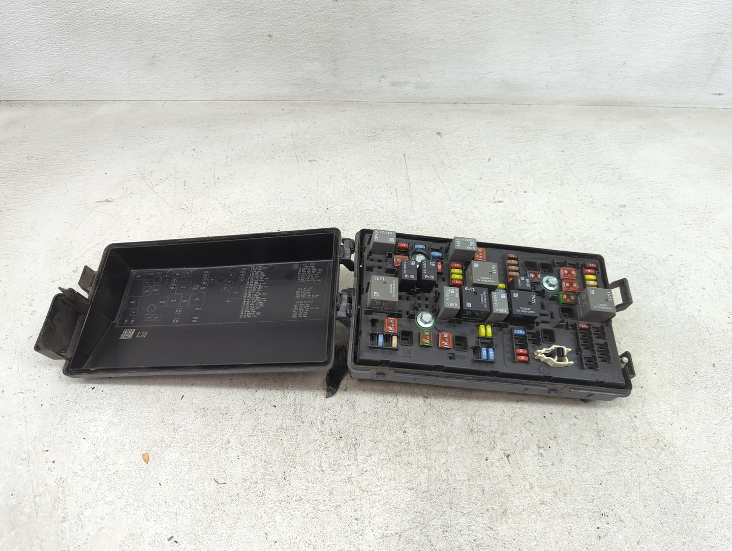 2012-2015 Chevrolet Camaro Fusebox Fuse Box Panel Relay Module Fits Fits 2012 2013 2014 2015 OEM Used Auto Parts - Oemusedau
