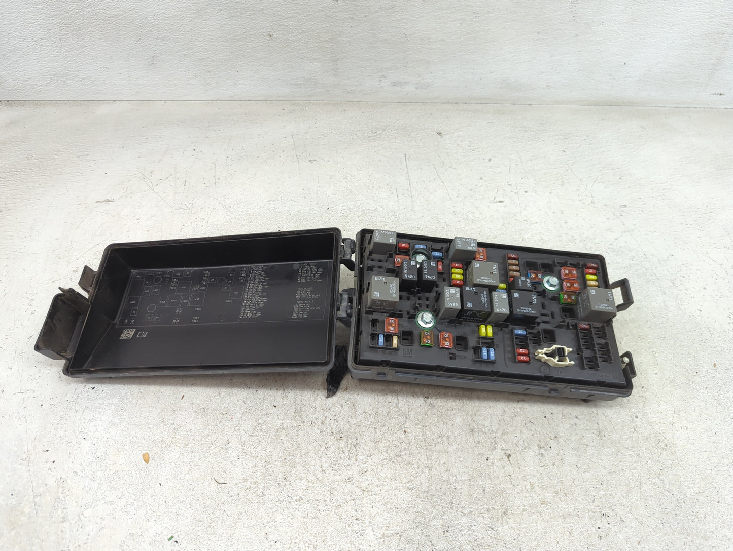 2012-2015 Chevrolet Camaro Fusebox Fuse Box Panel Relay Module Fits Fits 2012 2013 2014 2015 OEM Used Auto Parts - Oemusedau