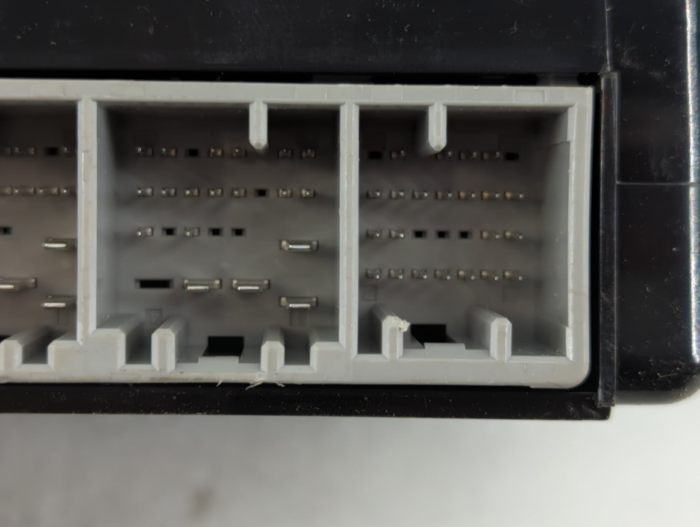 2011-2013 Chevrolet Caprice Body Control Module Bcm Inner Cabin Fuse Box - Oemusedautoparts1.com