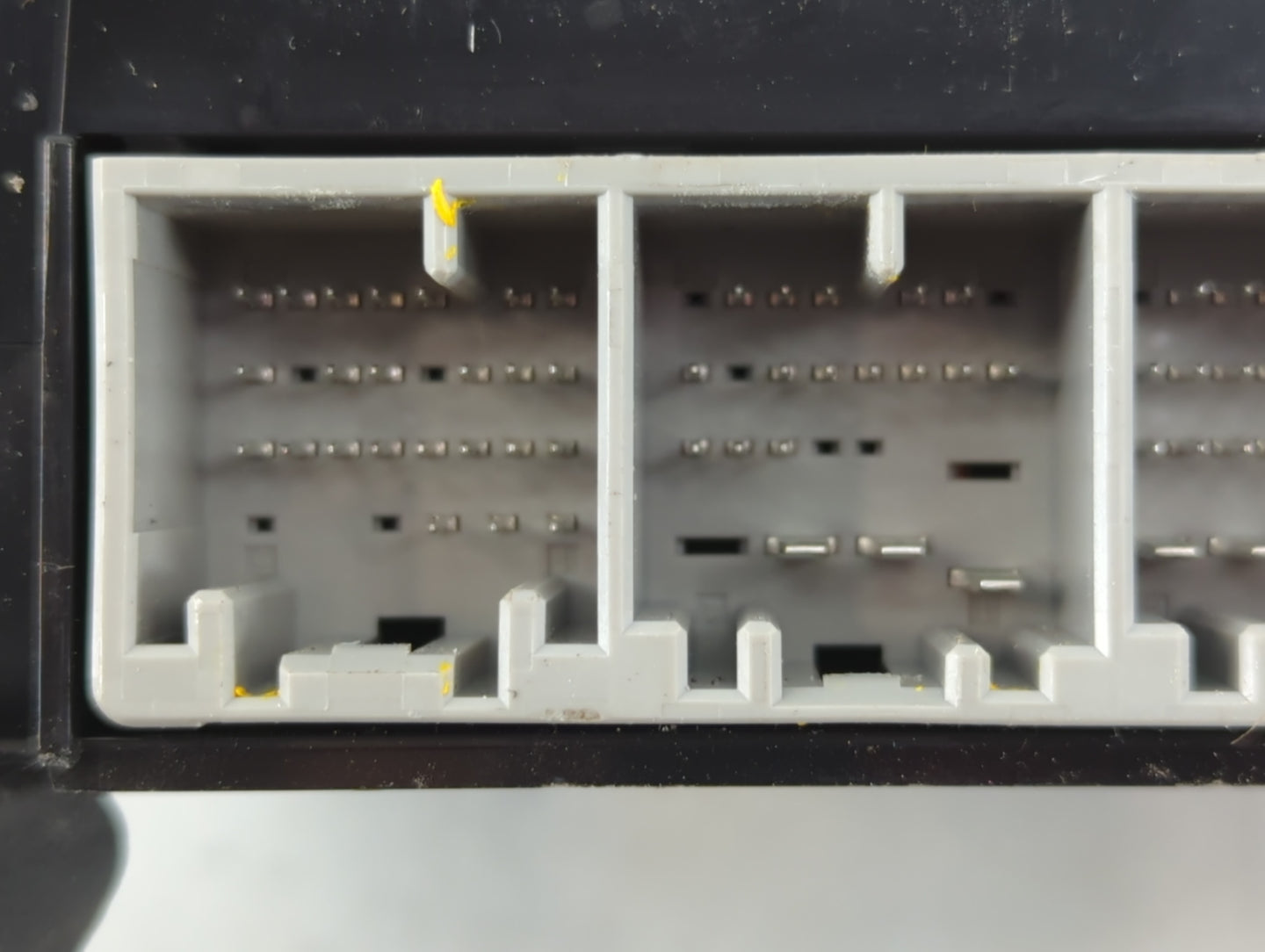 2011-2013 Chevrolet Caprice Body Control Module Bcm Inner Cabin Fuse Box - Oemusedautoparts1.com