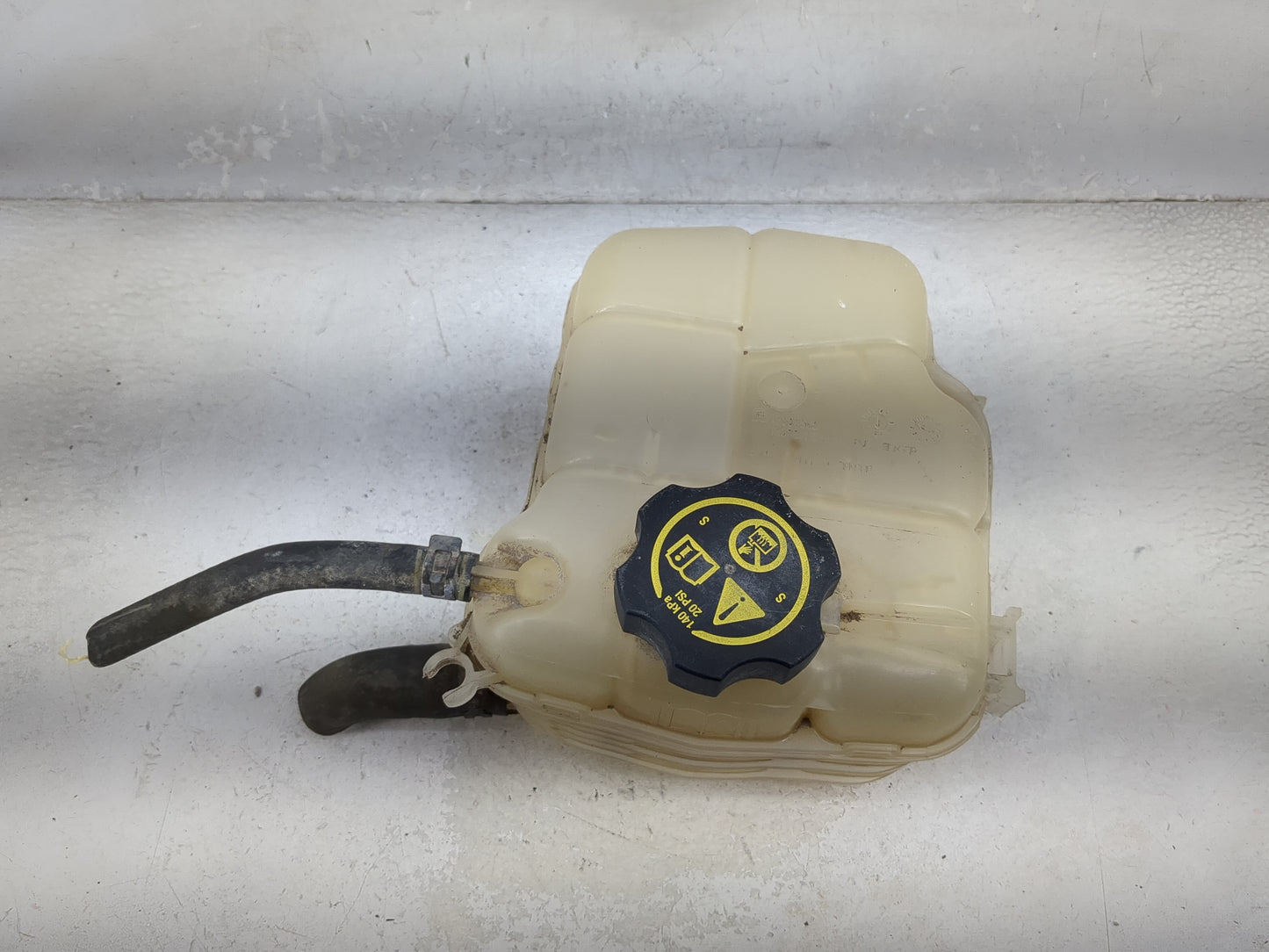 2016 Chevrolet Cruze Radiator Coolant Overflow Expansion Tank Bottle 1477184 - Oemusedautoparts1.com
