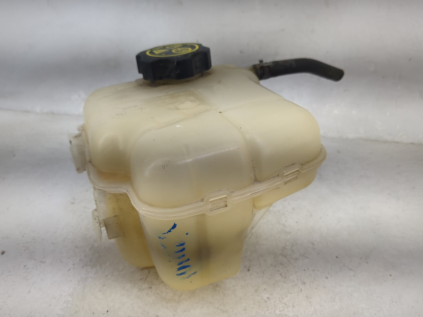 2016 Chevrolet Cruze Radiator Coolant Overflow Expansion Tank Bottle 1477184 - Oemusedautoparts1.com