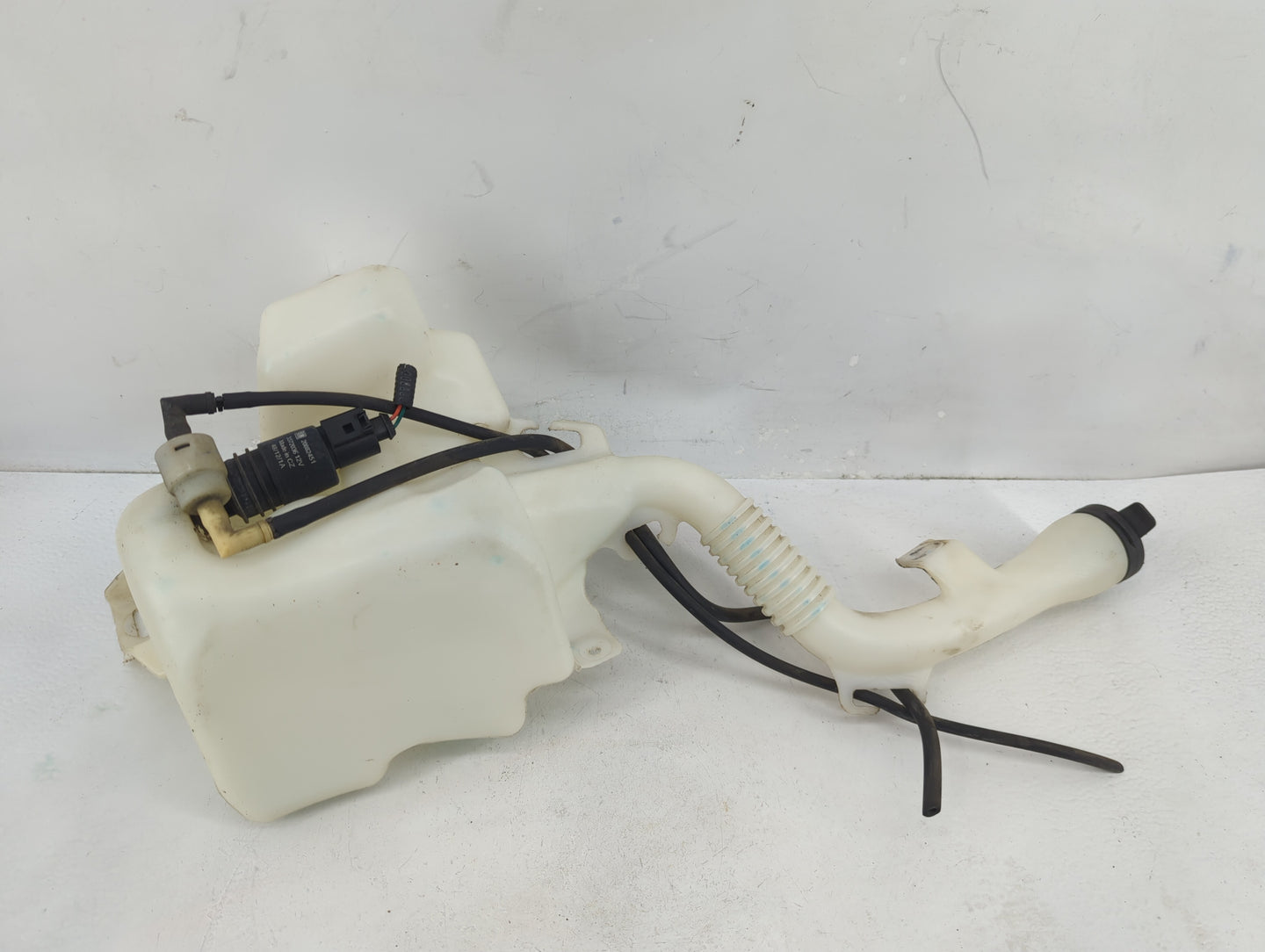 2010-2017 Chevrolet Equinox Windshield Washer Fluid Reservoir Bottle Oem - Oemusedautoparts1.com