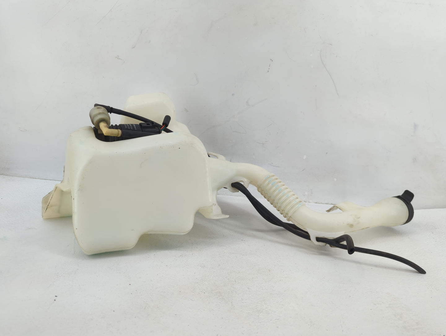 2010-2017 Chevrolet Equinox Windshield Washer Fluid Reservoir Bottle Oem - Oemusedautoparts1.com
