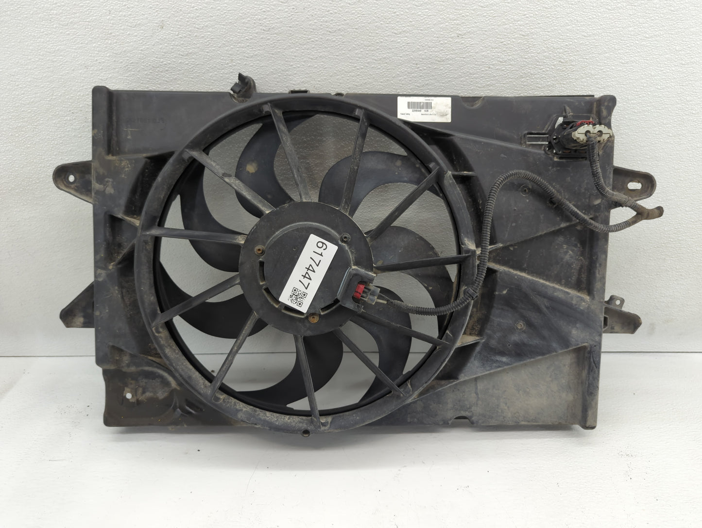 2010-2017 Chevrolet Equinox Left Radiator Fan Motor Assembly Black - Oemusedautoparts1.com