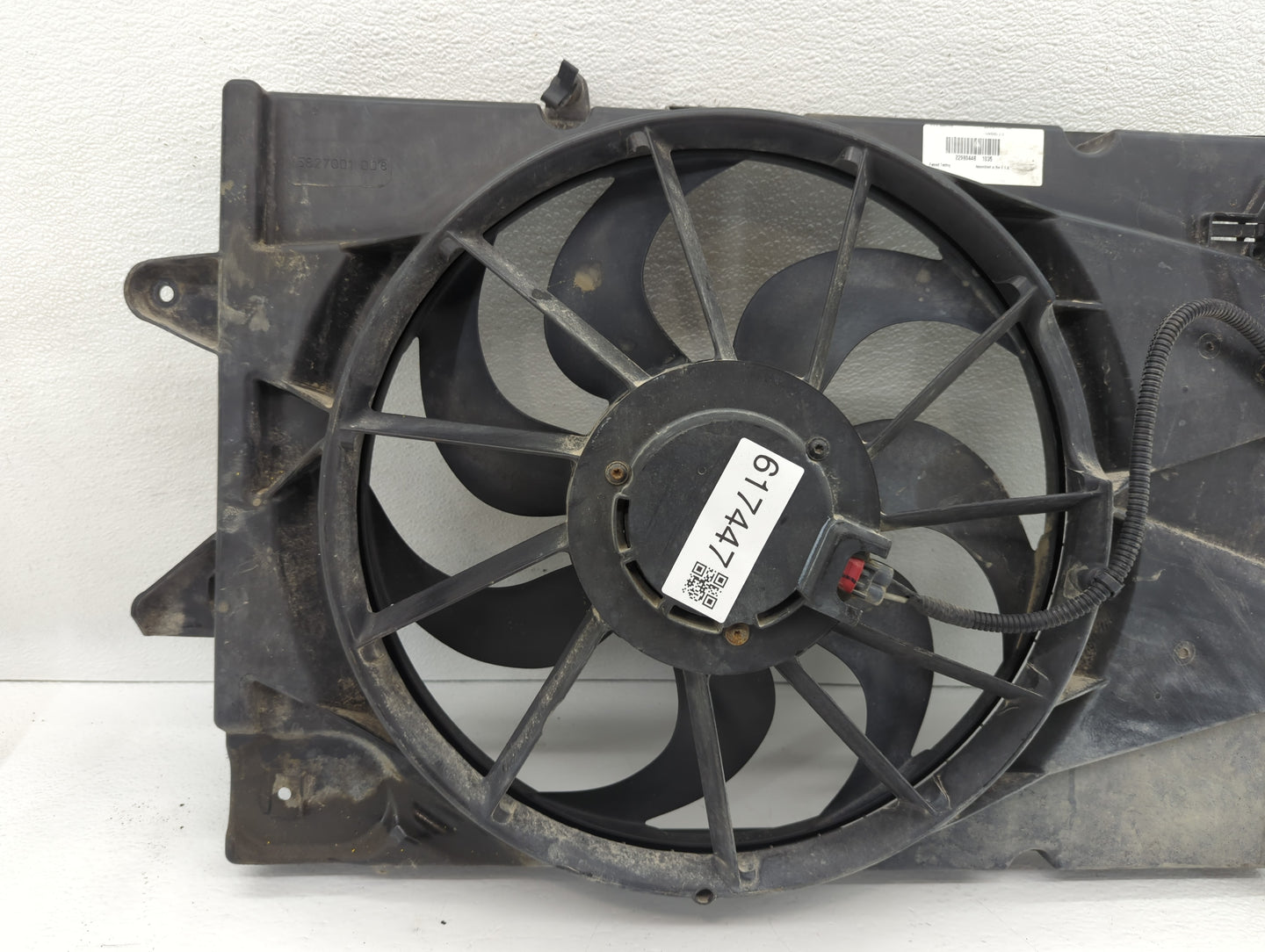 2010-2017 Chevrolet Equinox Left Radiator Fan Motor Assembly Black - Oemusedautoparts1.com