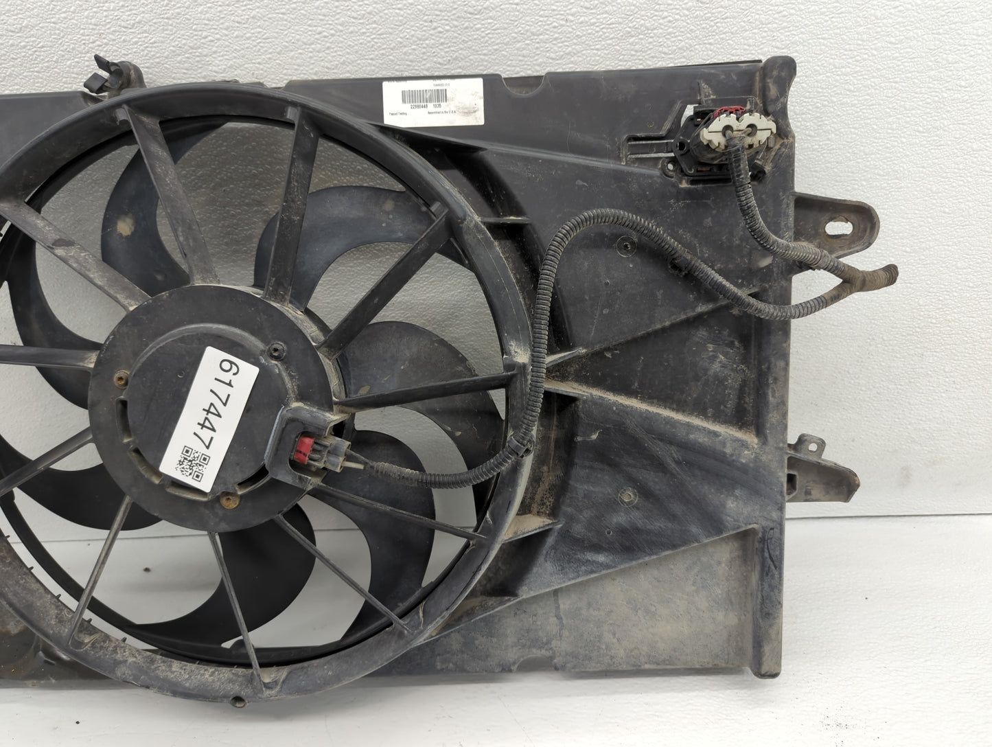 2010-2017 Chevrolet Equinox Left Radiator Fan Motor Assembly Black - Oemusedautoparts1.com