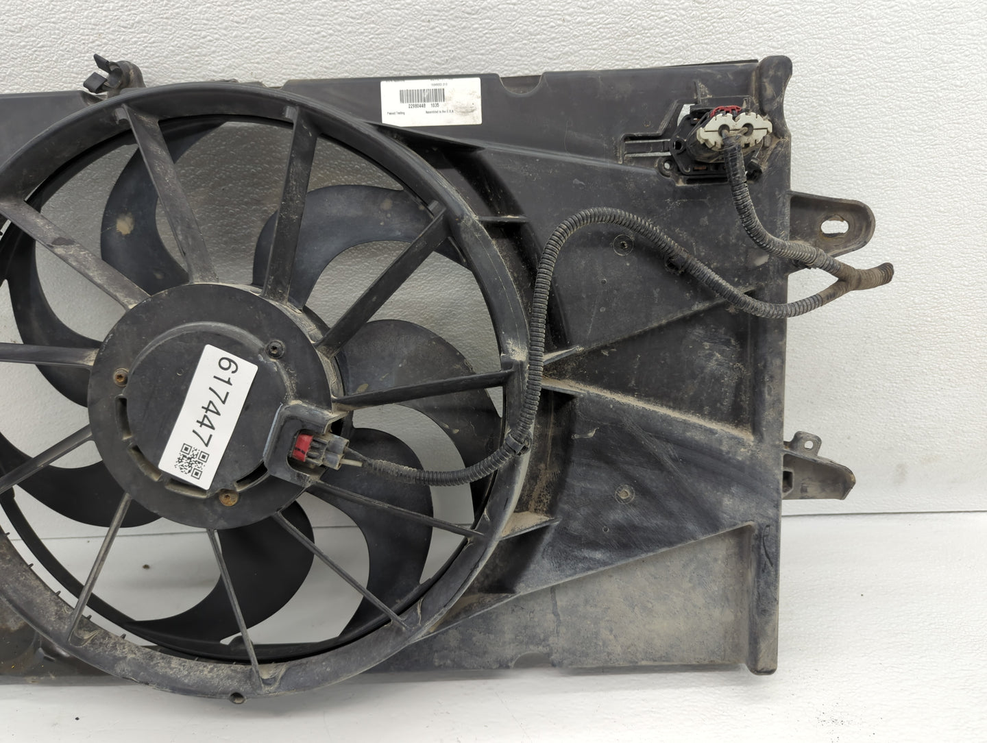 2010-2017 Chevrolet Equinox Left Radiator Fan Motor Assembly Black - Oemusedautoparts1.com