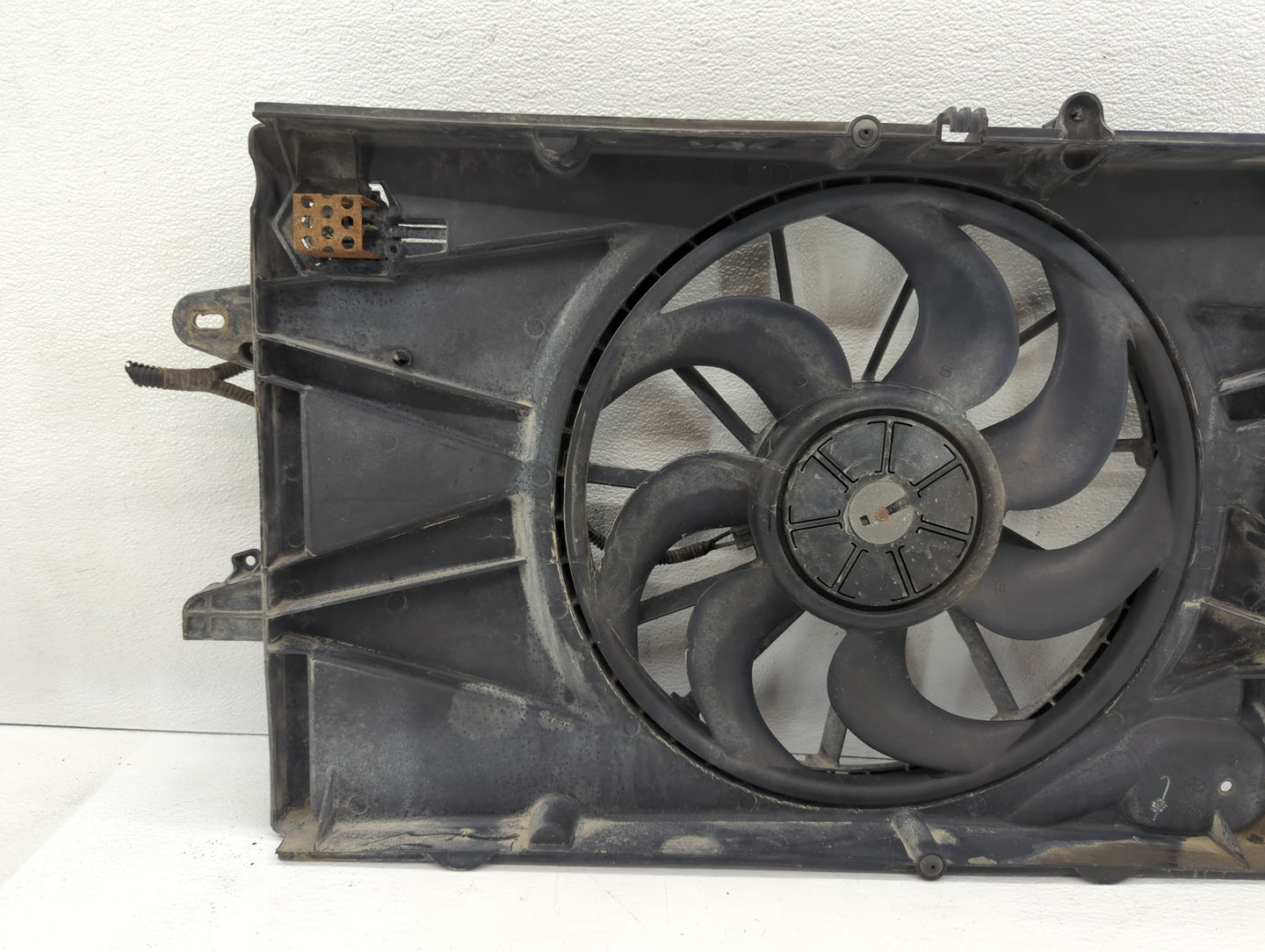 2010-2017 Chevrolet Equinox Left Radiator Fan Motor Assembly Black - Oemusedautoparts1.com