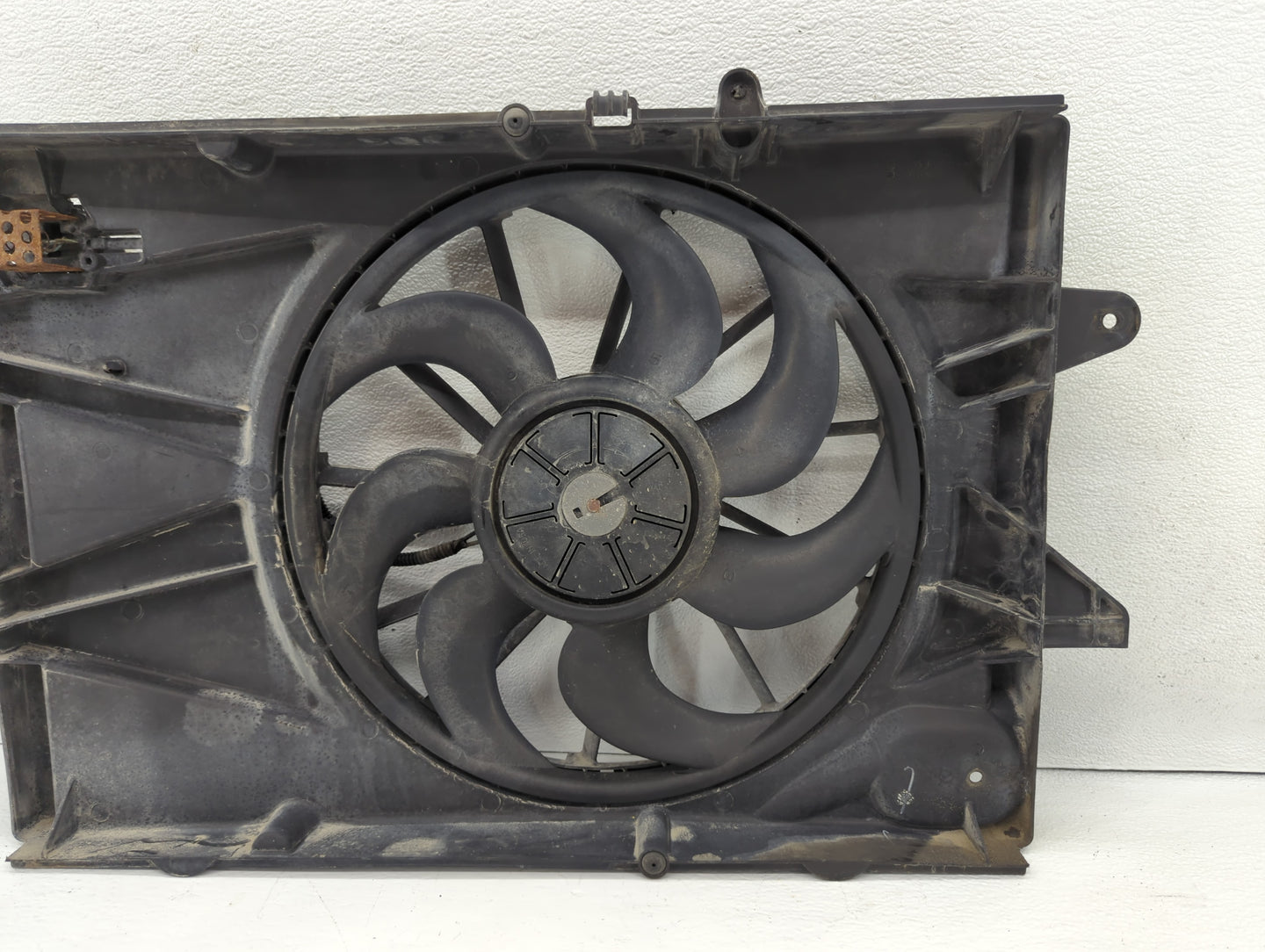 2010-2017 Chevrolet Equinox Left Radiator Fan Motor Assembly Black - Oemusedautoparts1.com