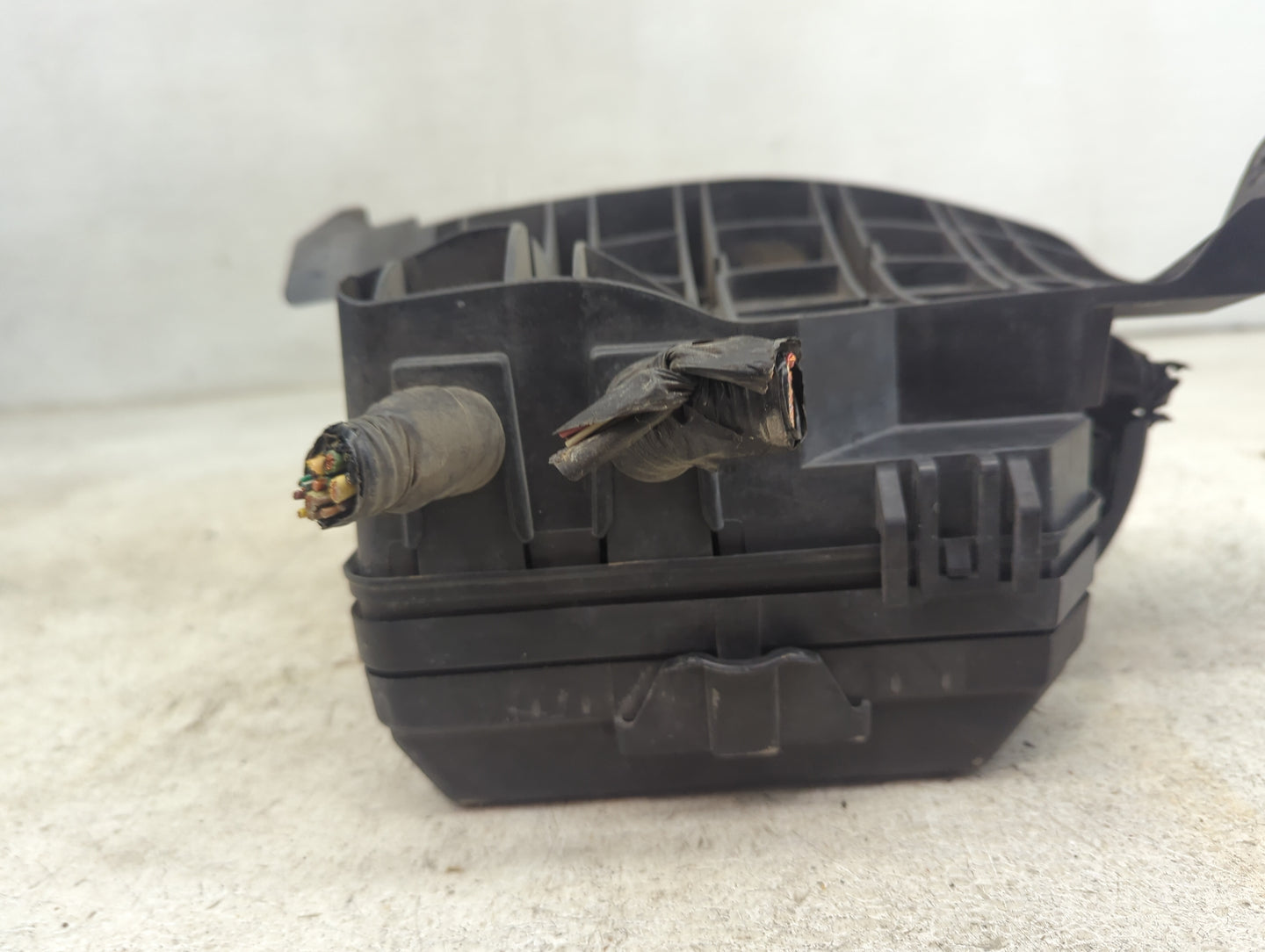 2013 Chevrolet Impala Fusebox Fuse Box Panel Relay Module Fits OEM Used Auto Parts - Oemusedautoparts1.com