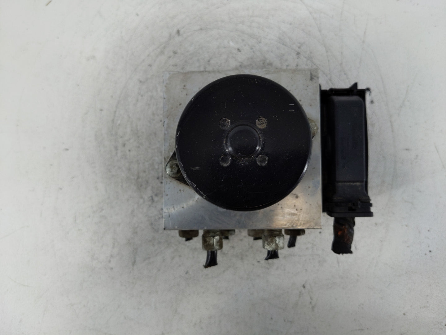 2013-2016 Chevrolet Malibu ABS Pump Control Module Replacement P/N:22971448 Fits Fits 2012 2013 2014 2015 2016 OEM Used Auto