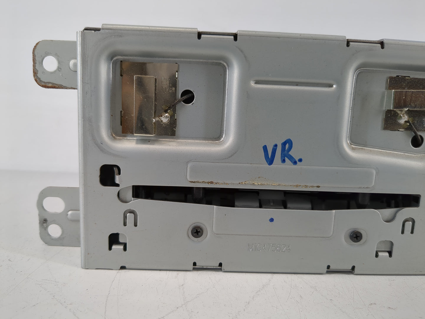 2013 Chevrolet Malibu Radio AM FM Cd Player Receiver Replacement P/N:22989453 22 886 728 Fits OEM Used Auto Parts - Oemuseda