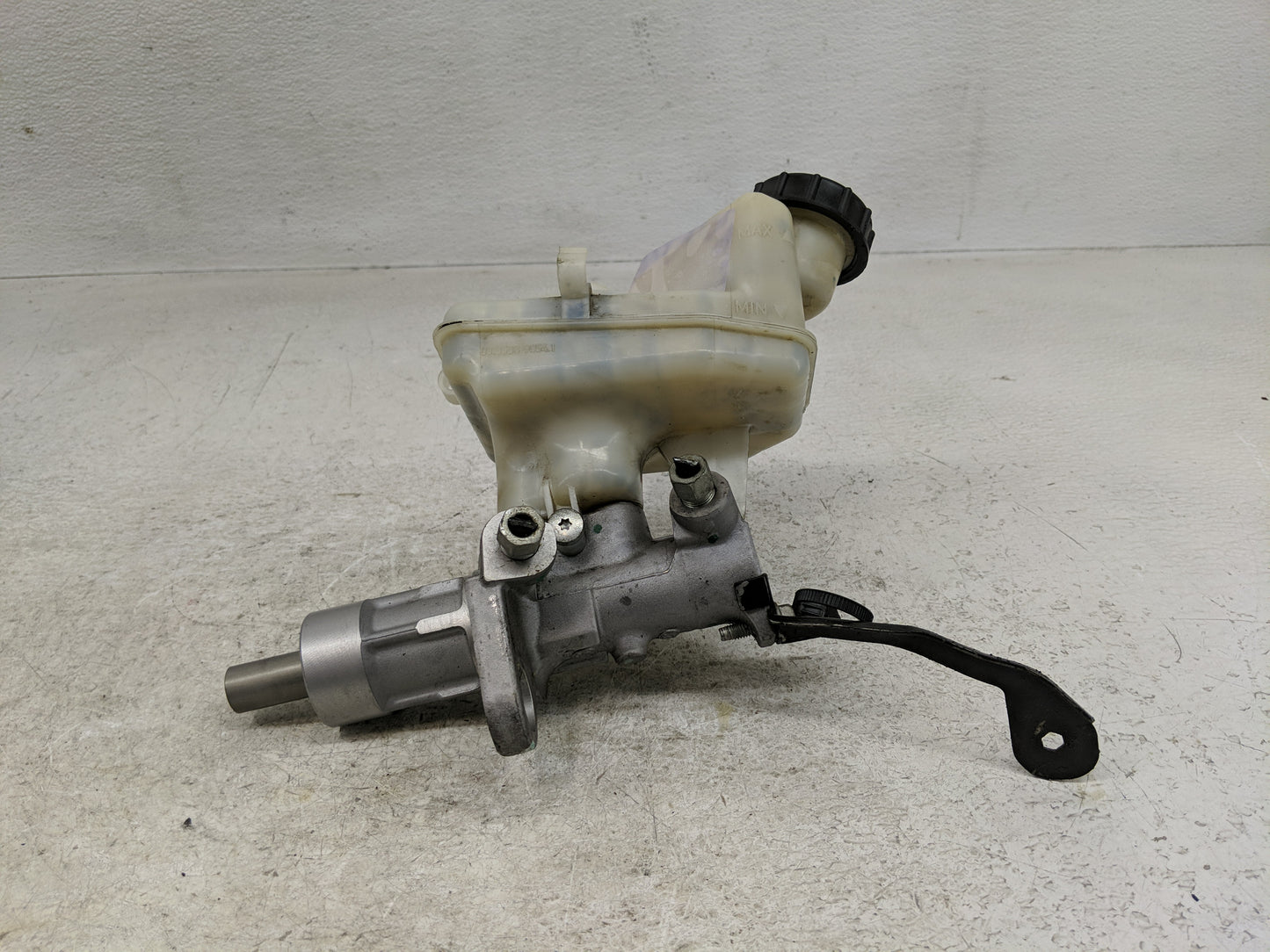 2013-2016 Chevrolet Malibu Brake Master Cylinder 1276459 - Oemusedautoparts1.com