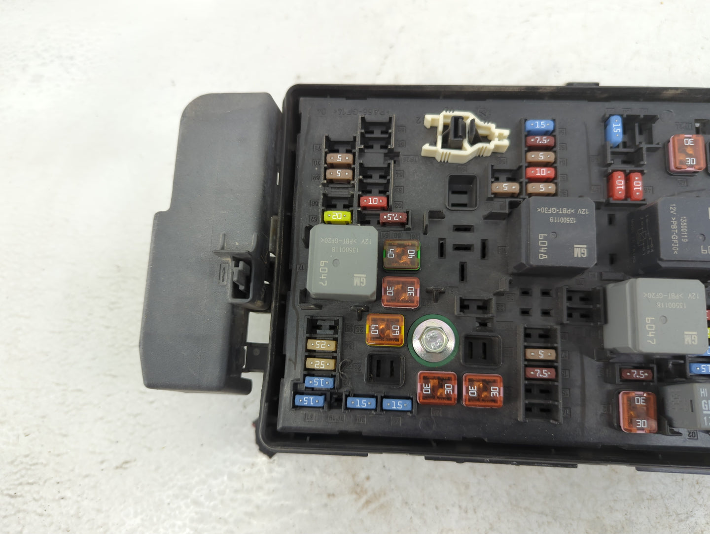 2013 Chevrolet Malibu Fusebox Fuse Box Panel Relay Module P/N:13 255 300 Fits OEM Used Auto Parts - Oemusedautoparts1.com