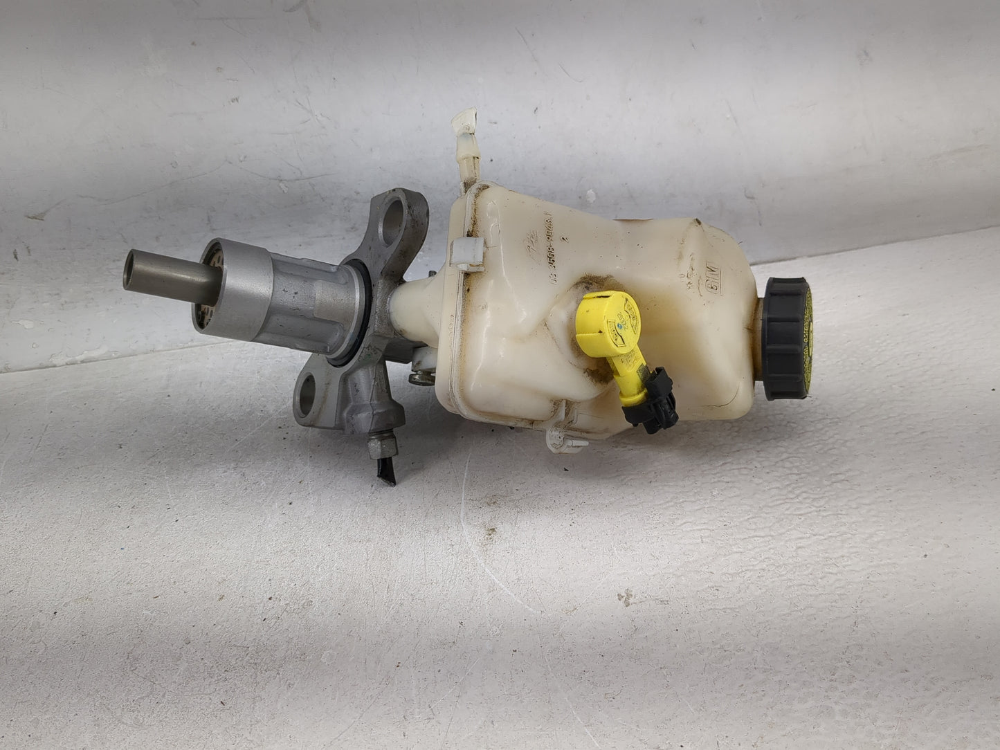 2013-2016 Chevrolet Malibu Brake Master Cylinder - Oemusedautoparts1.com