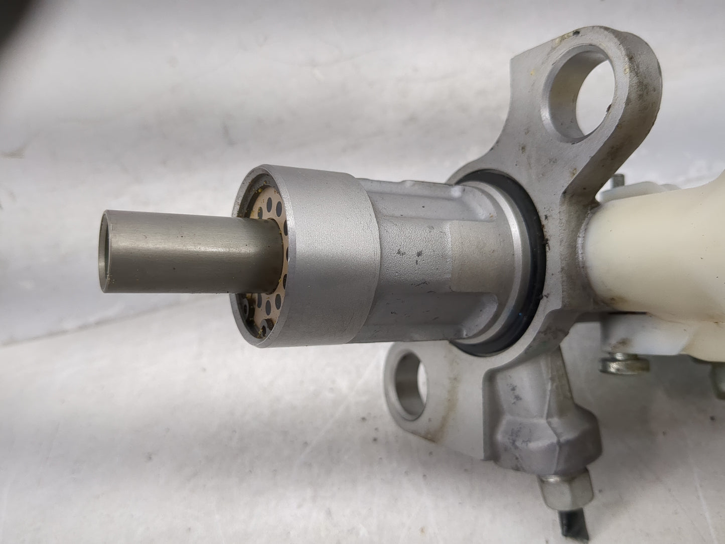2013-2016 Chevrolet Malibu Brake Master Cylinder 1420292 - Oemusedautoparts1.com