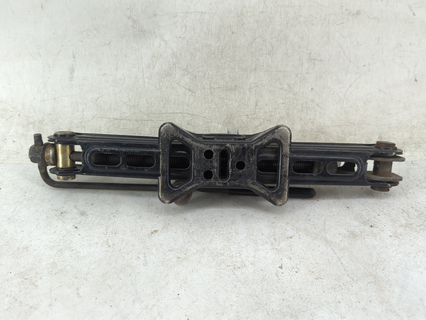 2013 Chevrolet Malibu Spare Scissor Car Jack 1460353 - Oemusedautoparts1.com