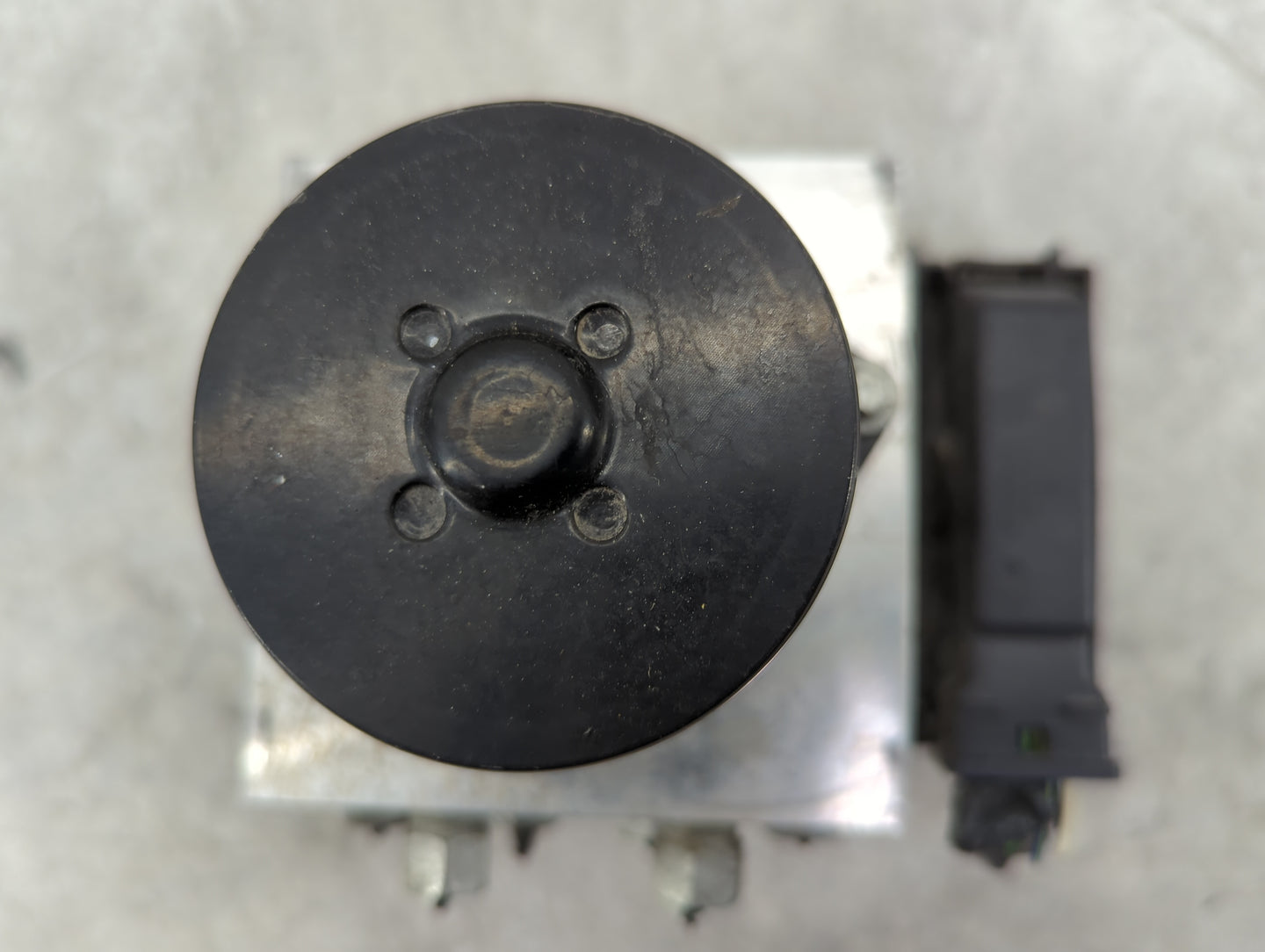 2013-2016 Chevrolet Malibu ABS Pump Control Module Replacement P/N:22863598 Fits Fits 2012 2013 2014 2015 2016 OEM Used Auto