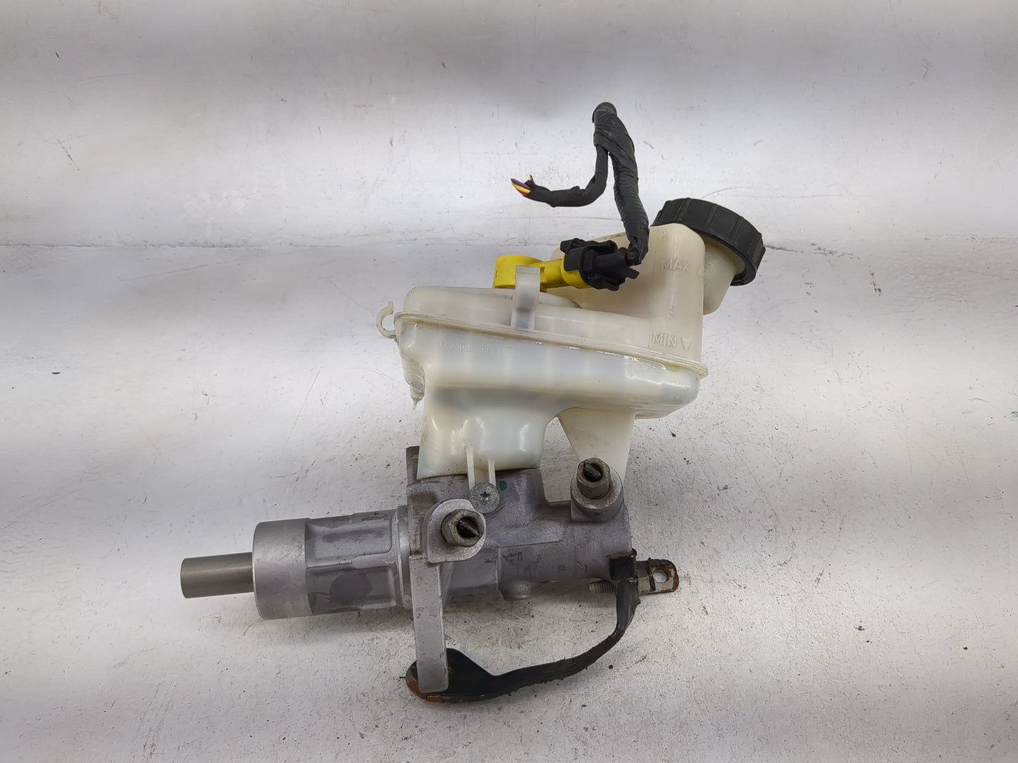 2013-2016 Chevrolet Malibu Brake Master Cylinder 5028145 - Oemusedautoparts1.com