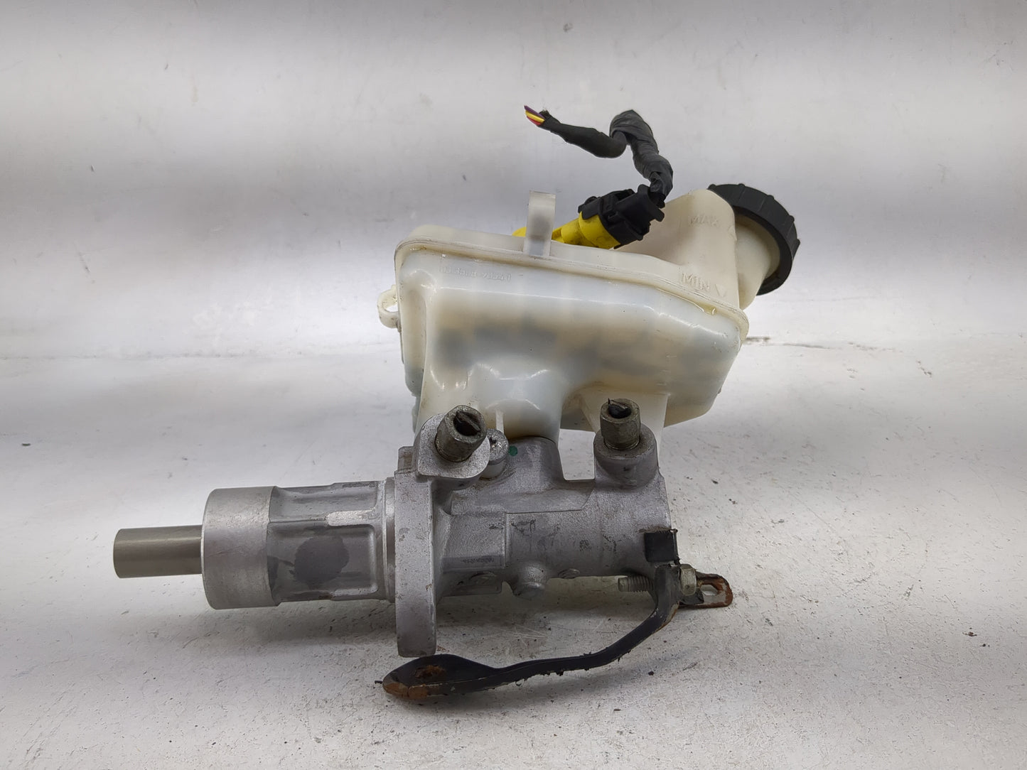 2013-2016 Chevrolet Malibu Brake Master Cylinder 5028145 - Oemusedautoparts1.com