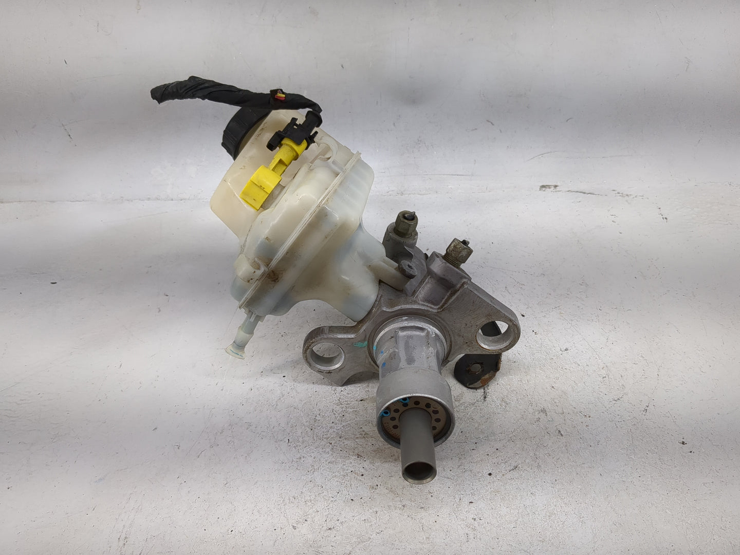2013-2016 Chevrolet Malibu Brake Master Cylinder 5028145 - Oemusedautoparts1.com