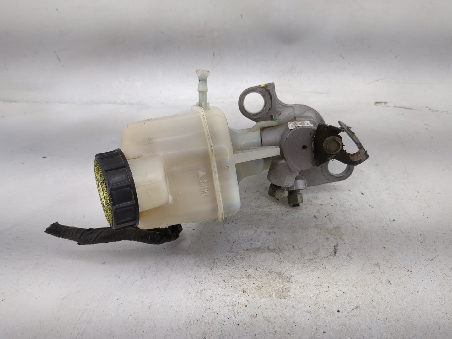 2013-2016 Chevrolet Malibu Brake Master Cylinder 5028145 - Oemusedautoparts1.com
