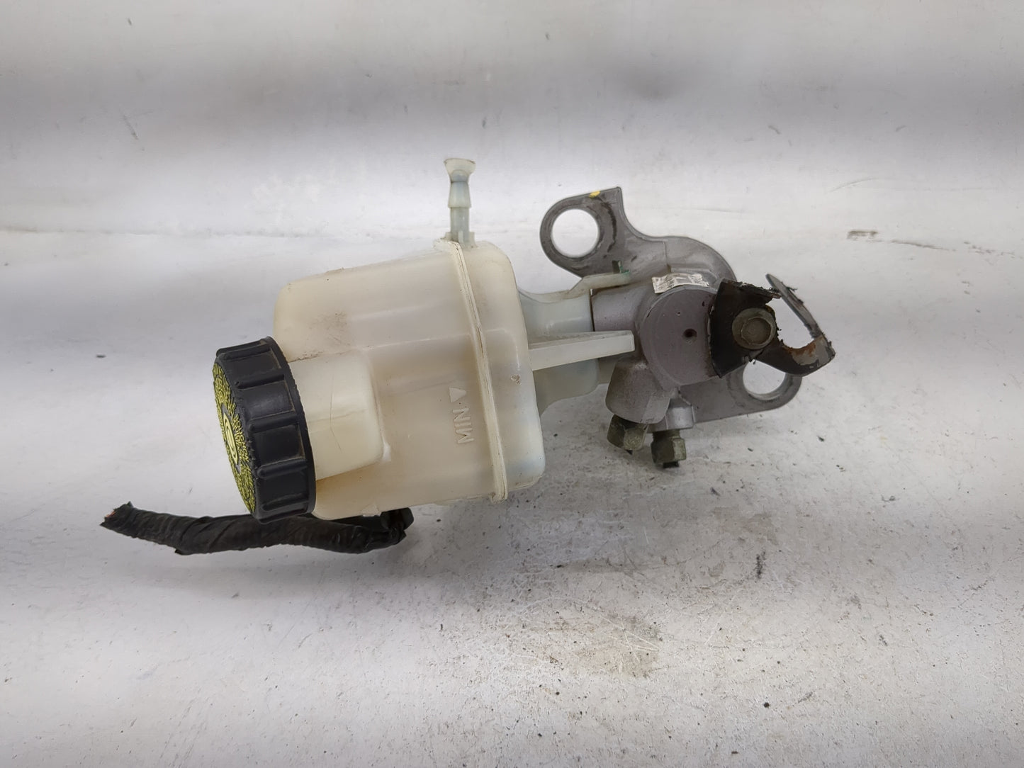 2013-2016 Chevrolet Malibu Brake Master Cylinder 5028145 - Oemusedautoparts1.com