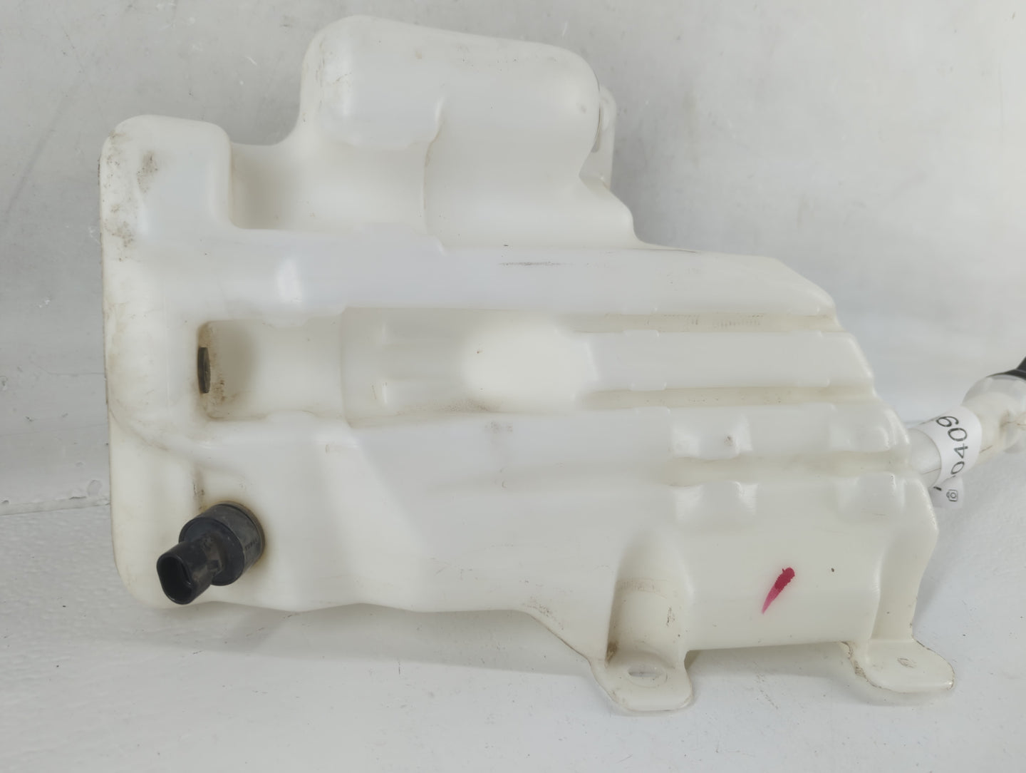 2013-2016 Chevrolet Malibu Windshield Washer Fluid Reservoir Bottle Oem - Oemusedautoparts1.com