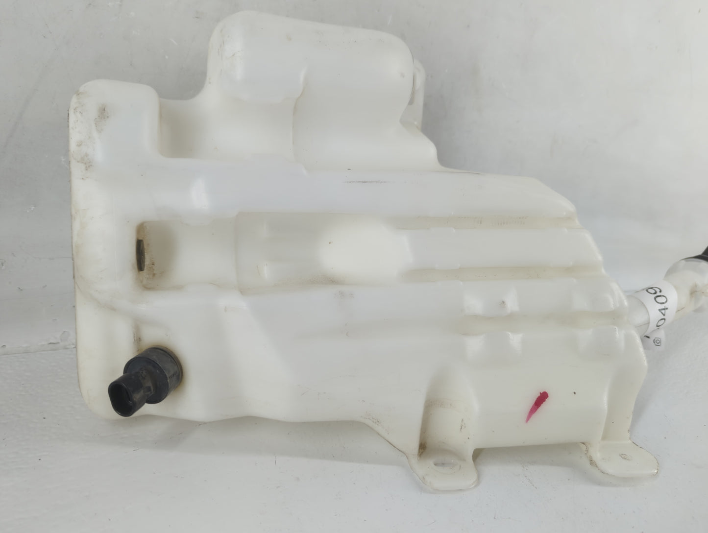 2013-2016 Chevrolet Malibu Windshield Washer Fluid Reservoir Bottle Oem - Oemusedautoparts1.com