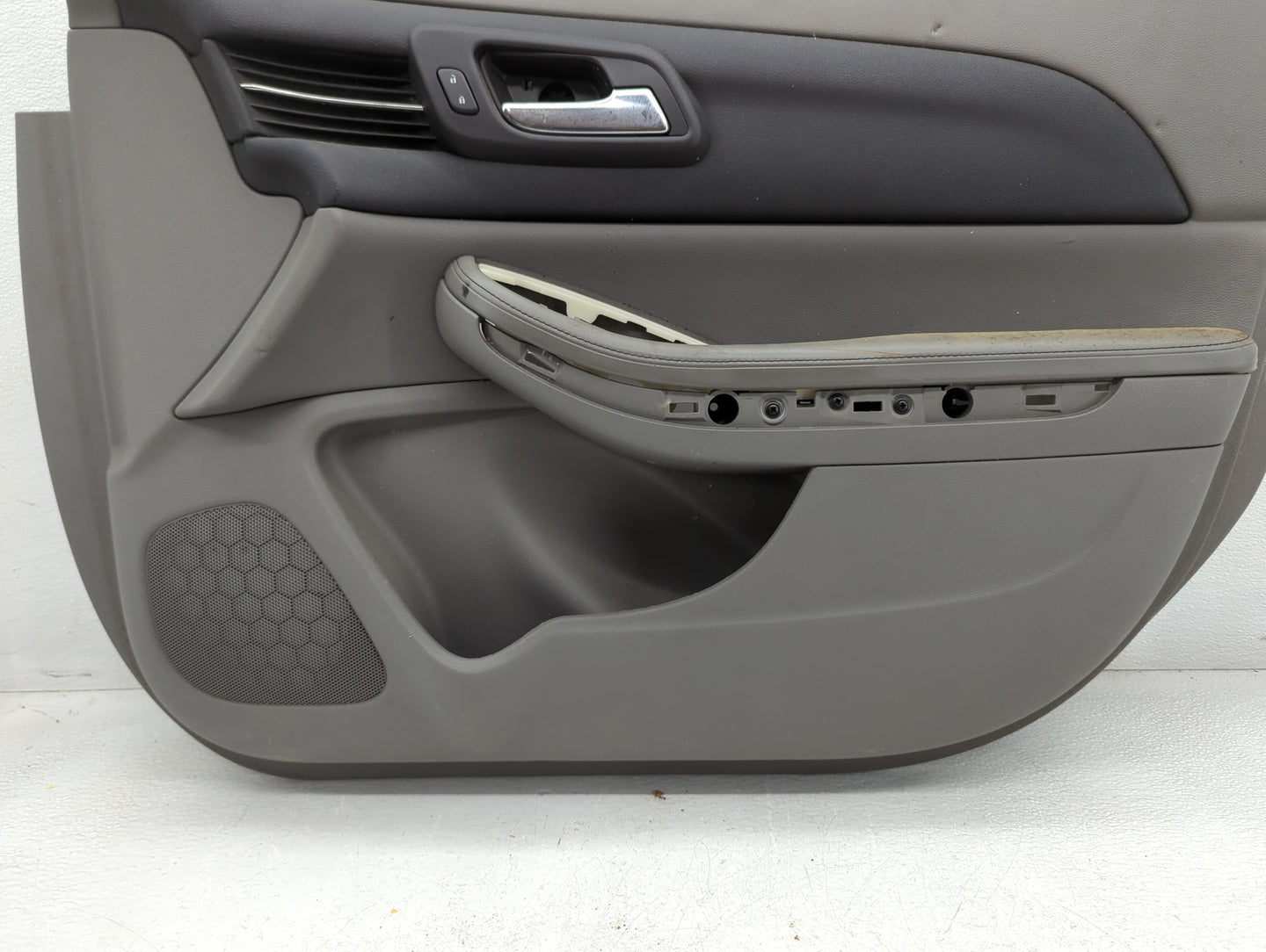 2013 Chevrolet Malibu Front Right Passenger Interior Door Panel Trim - Oemusedautoparts1.com